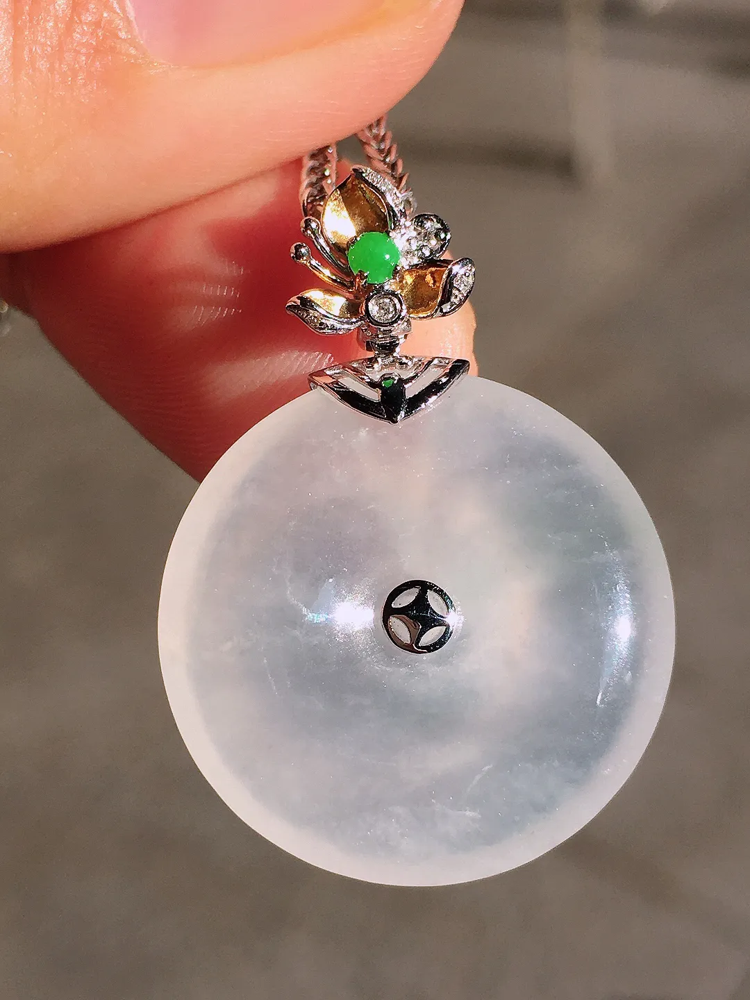 冰种平安扣吊坠，玉质细腻，荧光感超
强，饱满圆润，尽显优雅气质，18k
金豪华镶嵌