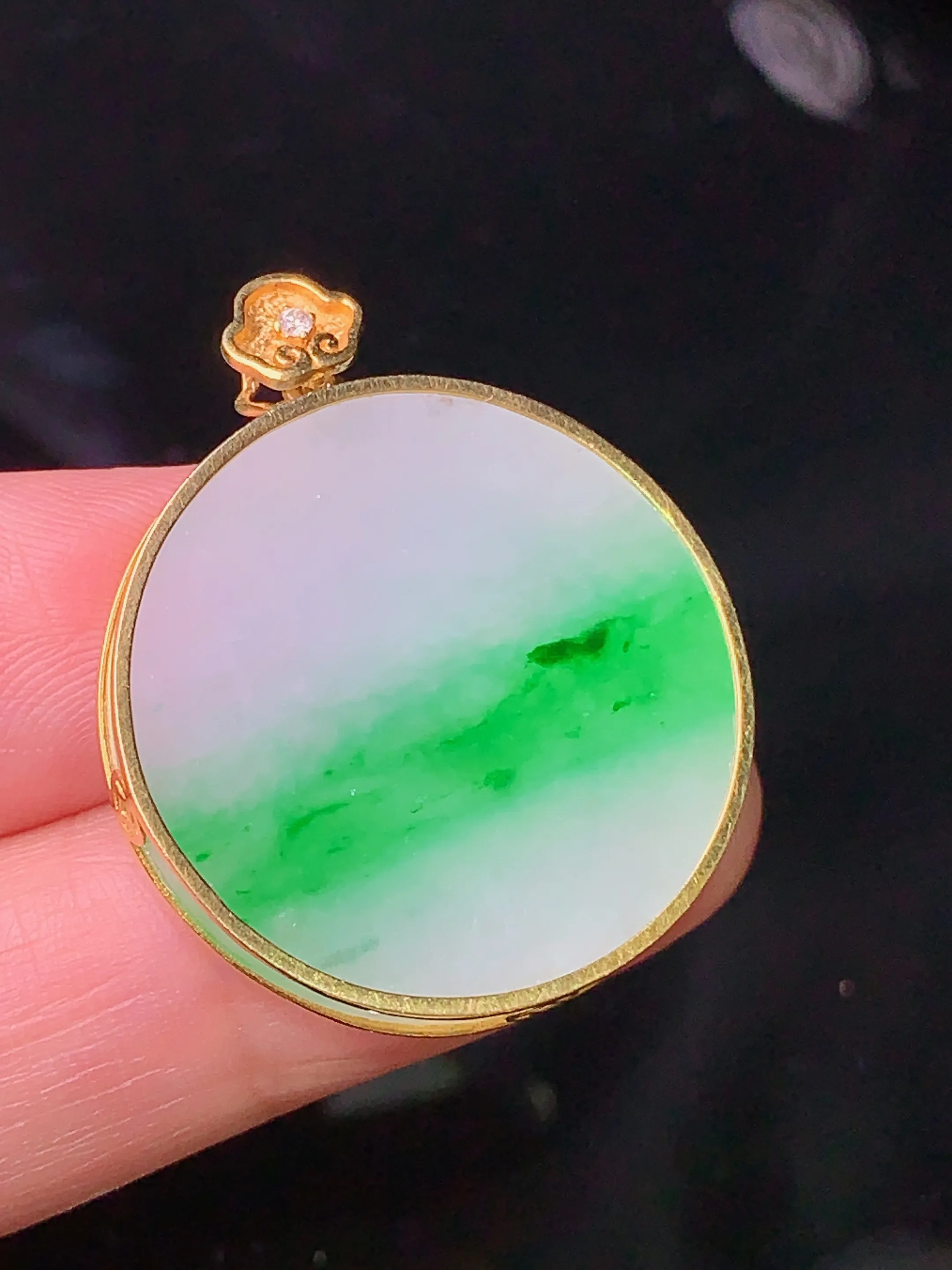 18k金钻镶嵌飘绿圆牌吊坠 玉质细腻 色泽艳丽 整体尺寸30.8*25.3*3.6