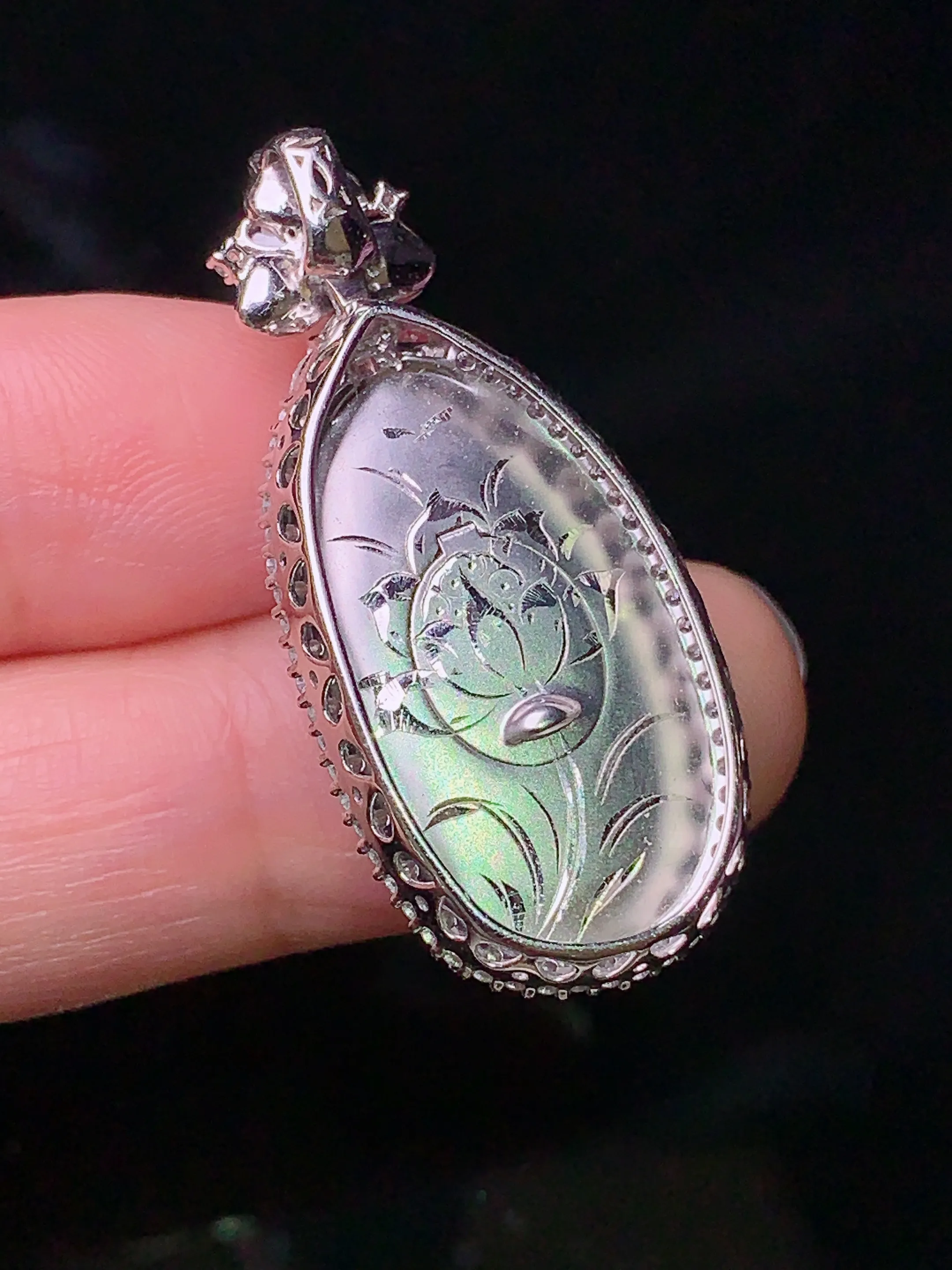 18k金钻镶嵌翠绿福瓜吊坠 玉质细腻 色泽艳丽 整体尺寸36.1*16.5*8.2