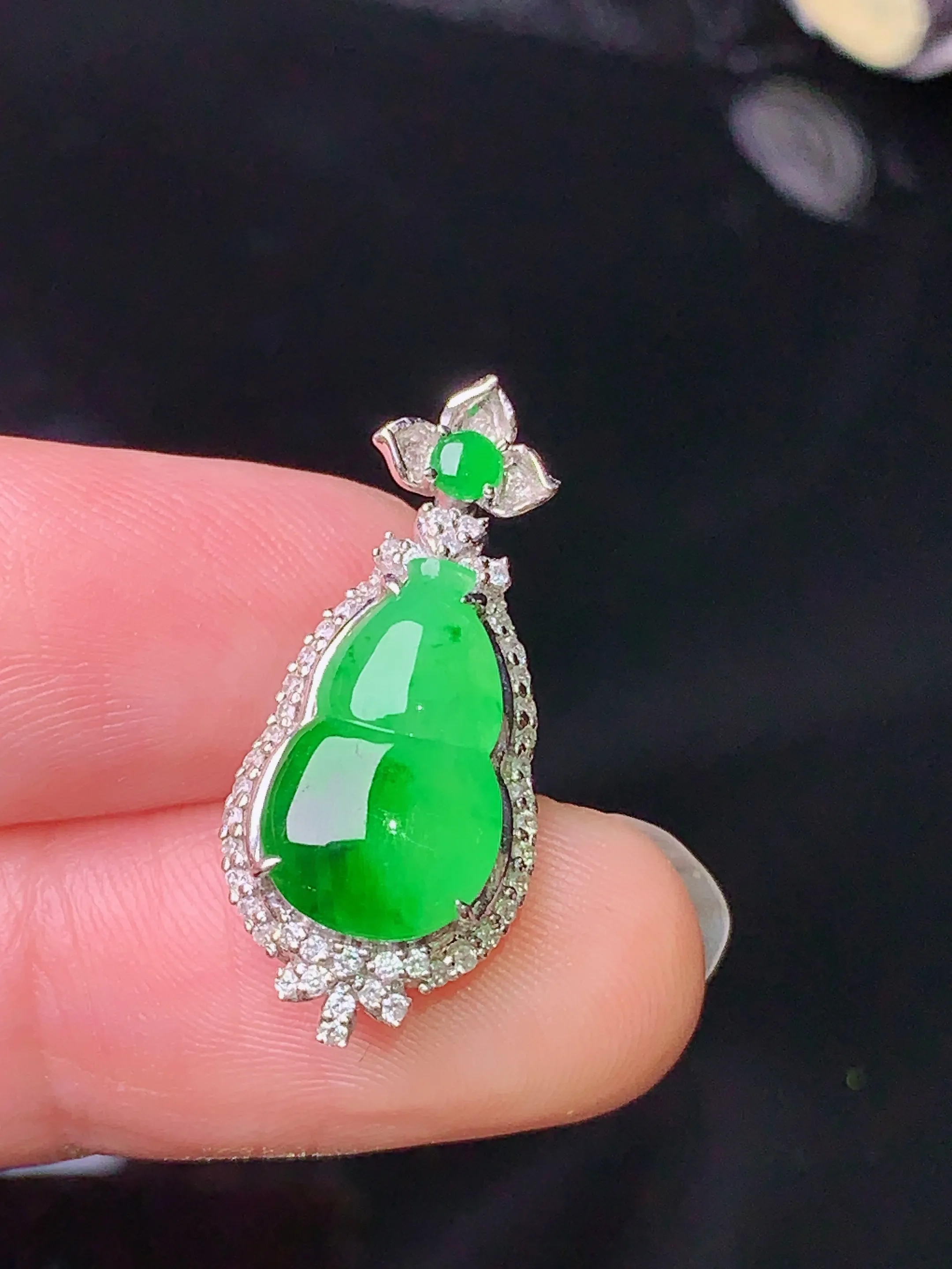 18k金钻镶嵌翠绿葫芦吊坠 玉质细腻 色泽艳丽 整体尺寸24.6*11*7.5