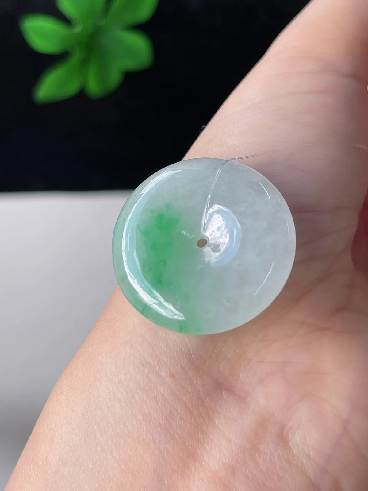 翡翠冰糯种飘绿平安扣