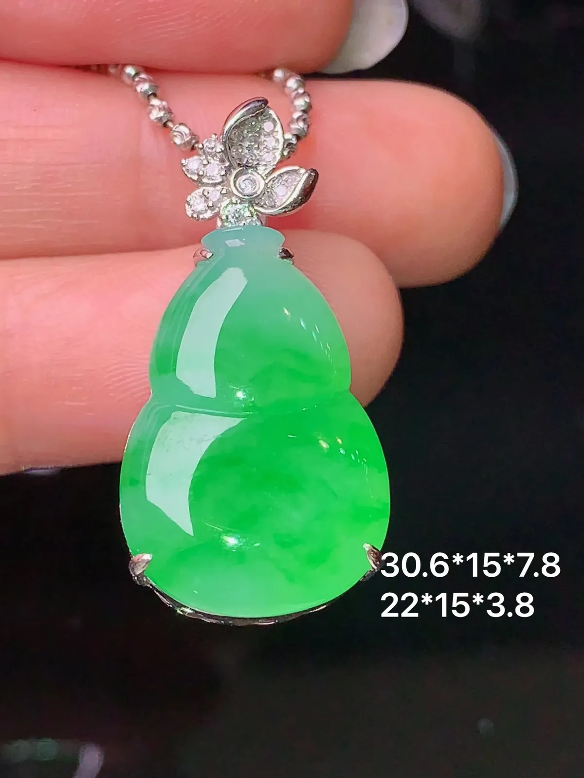 18k金钻镶嵌翠绿葫芦吊坠 玉质细腻 色泽艳丽 整体尺寸30.6*15*7.8