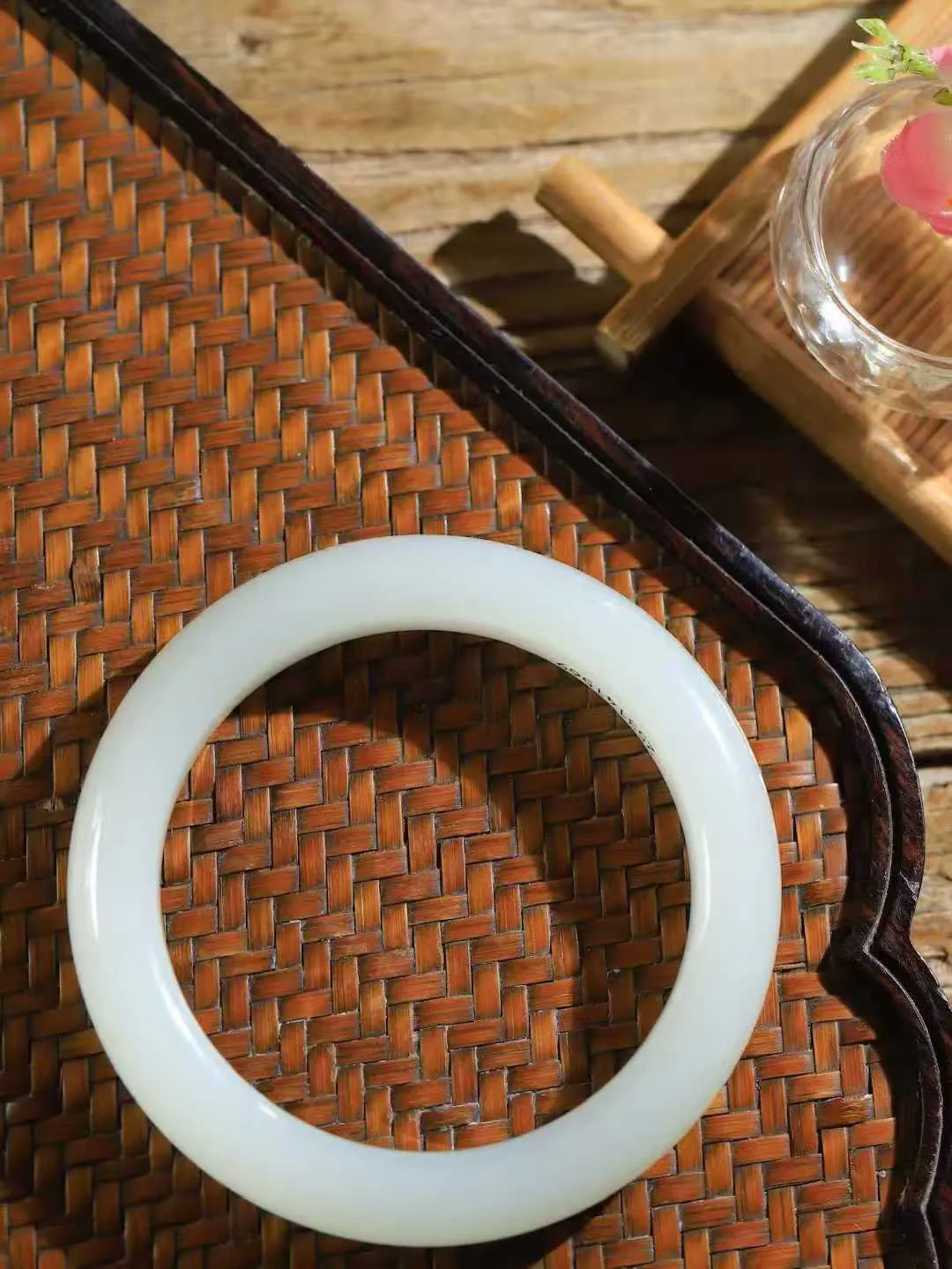 【岁月之韵.手镯】

精品和田玉晴水手镯，色泽淡雅如雨后初晴的天空，清新脱俗。手镯圆润饱满，寓意圆满和谐，承载着岁月的温柔与时光的沉淀。无论是日常佩戴还是珍藏，都是对美好生活的诗意表达。重64克  尺寸57.5-12.2-9.8mm  56110574A