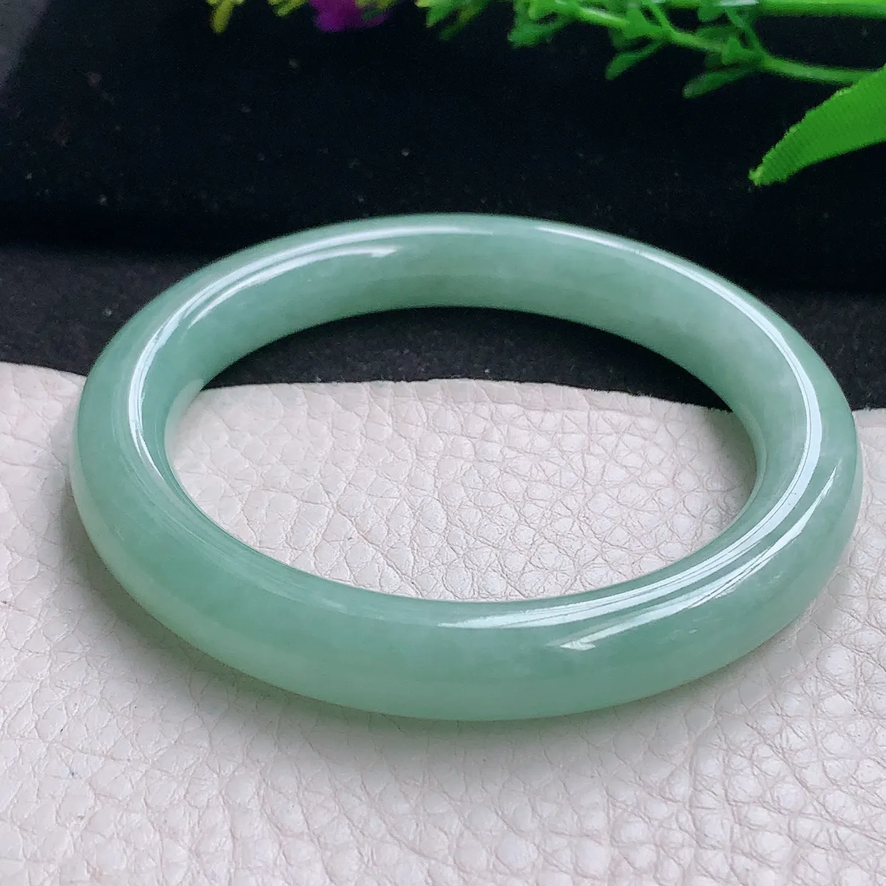 n自然光55.5*9.6*9.3美人镯 天然缅甸翡翠a货清新水绿圆条玉镯子 玉手环