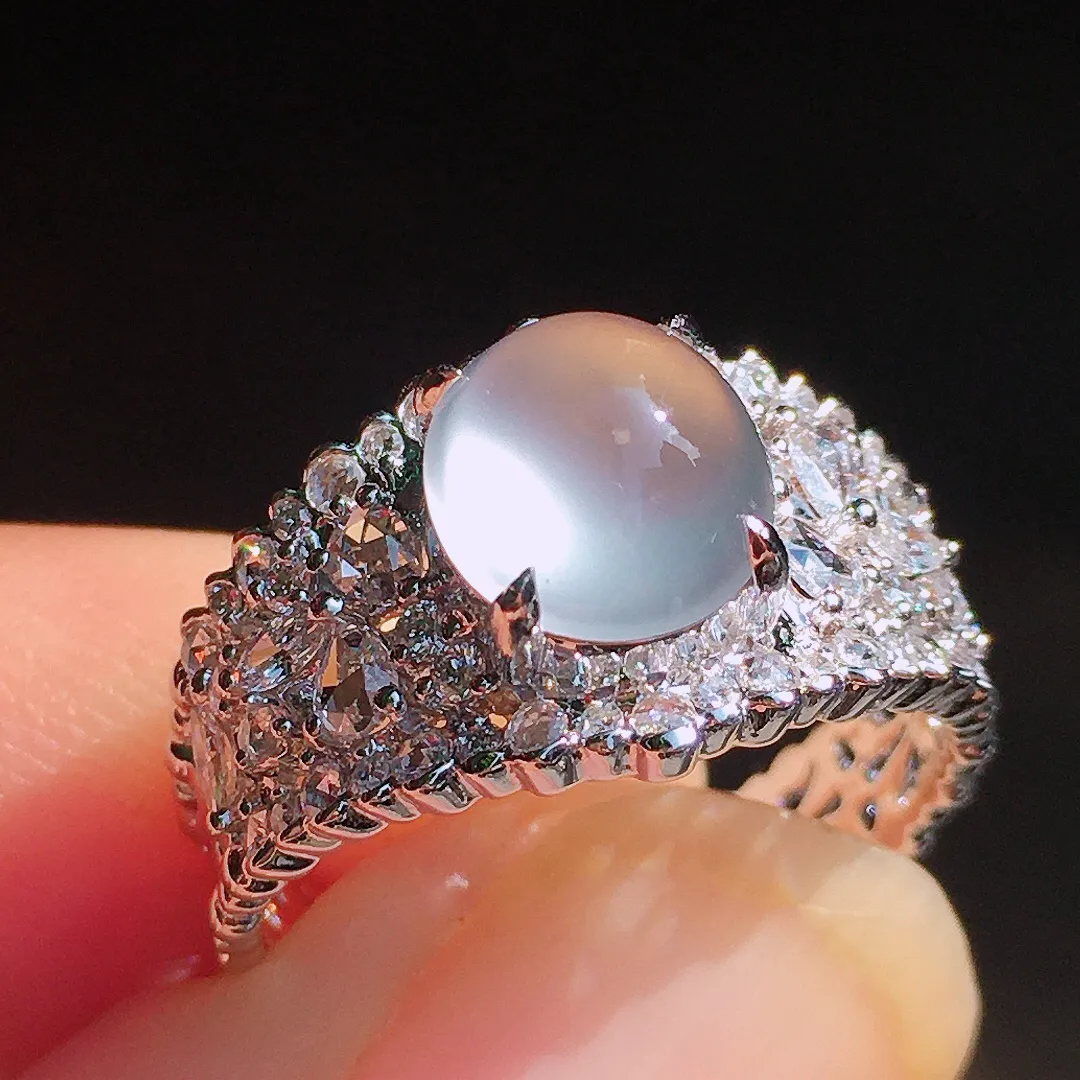 玻璃种蛋面戒指，玉质细腻，荧光感超
强，饱满圆润，尽显优雅气质，18k
金豪华镶嵌