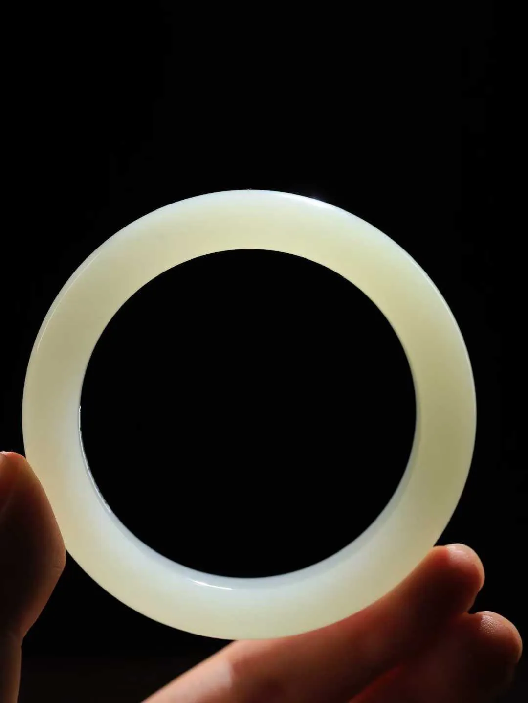 【岁月之韵.手镯】

精品和田玉晴水手镯，色泽淡雅如雨后初晴的天空，清新脱俗。手镯圆润饱满，寓意圆满和谐，承载着岁月的温柔与时光的沉淀。无论是日常佩戴还是珍藏，都是对美好生活的诗意表达。重64克  尺寸57.5-12.2-9.8mm  56110574A