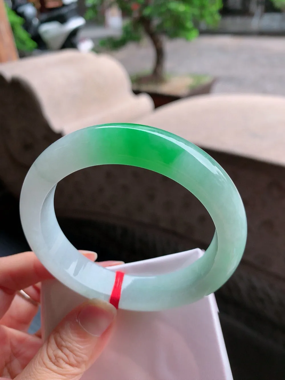 正圈一大节阳绿 无瑕 尺寸:59.5/13.8/9.3 色阳 大圈口