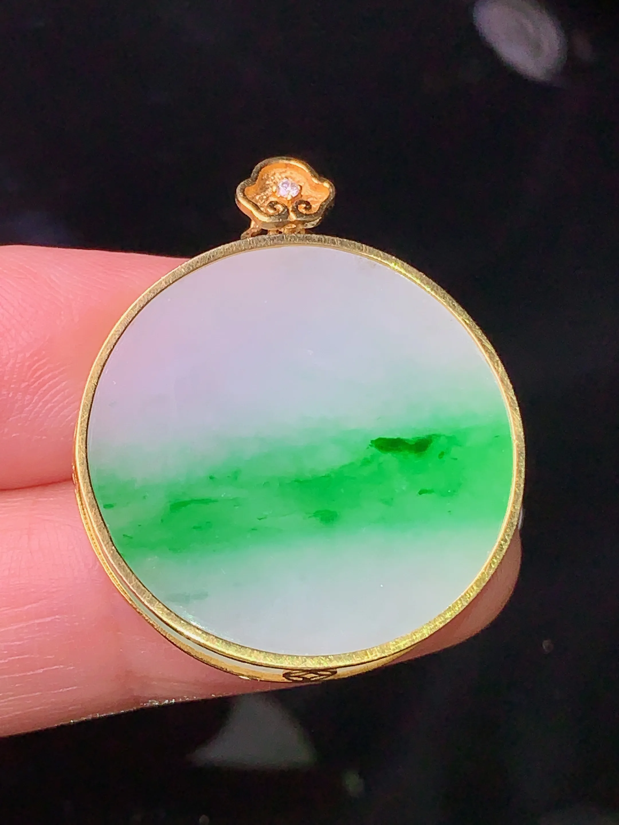 18k金钻镶嵌飘绿圆牌吊坠 玉质细腻 色泽艳丽 整体尺寸30.8*25.3*3.6