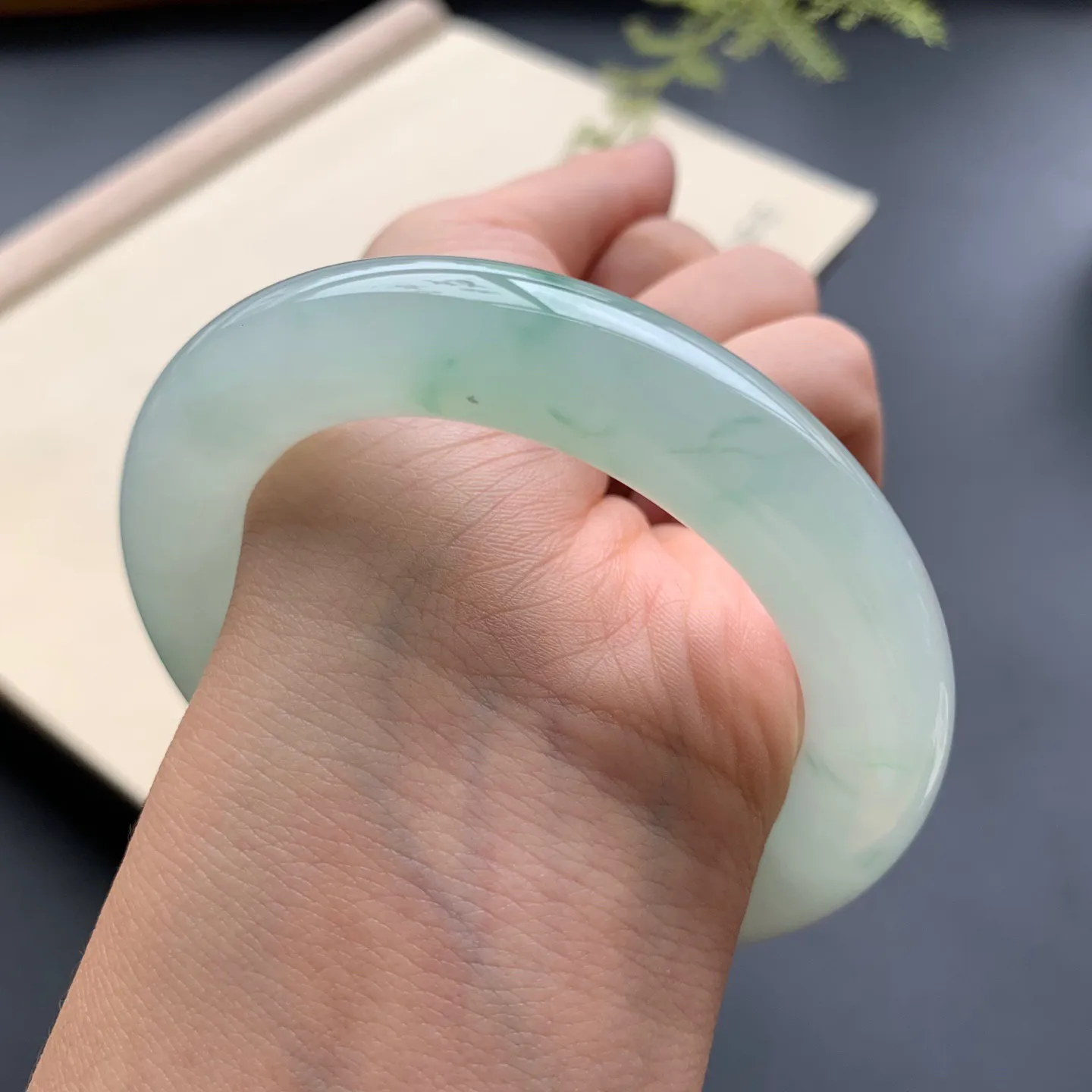 54.5圈口冰晴底飘花圆条手镯 尺寸：54.5-12-11.5，无纹裂，水润饱满，胶感十足