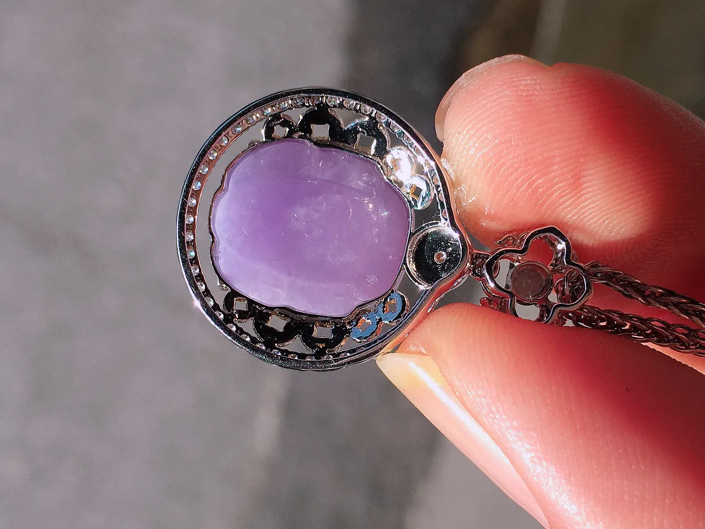 紫罗兰貔貅吊坠，色泽均匀艳丽，玉质细腻，荧光感超
强，饱满圆润，尽显优雅气质，18k
金豪华镶嵌