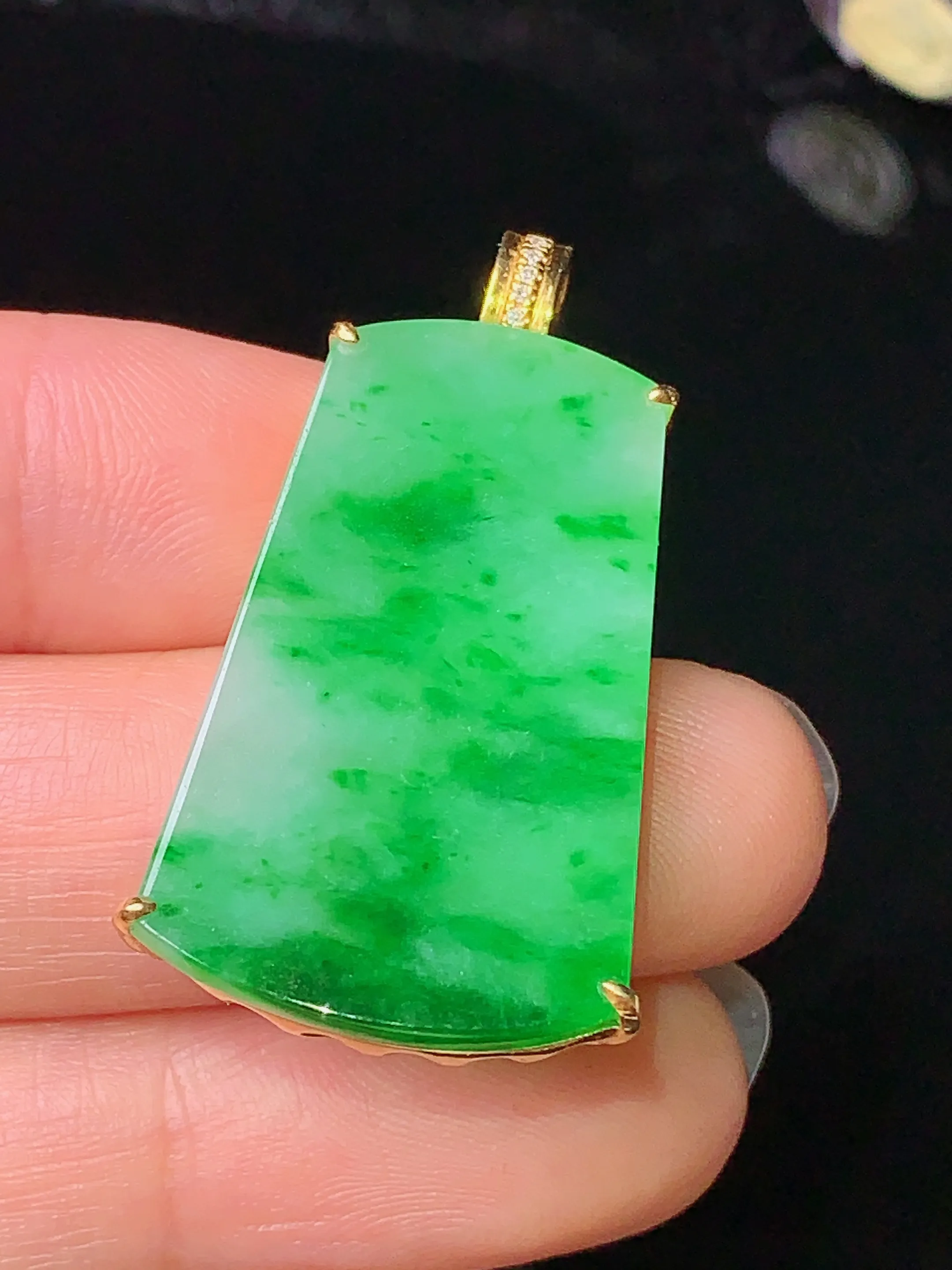 18k金钻镶嵌翠绿无事牌吊坠 玉质细腻 色泽艳丽 整体尺寸35.3*18*5