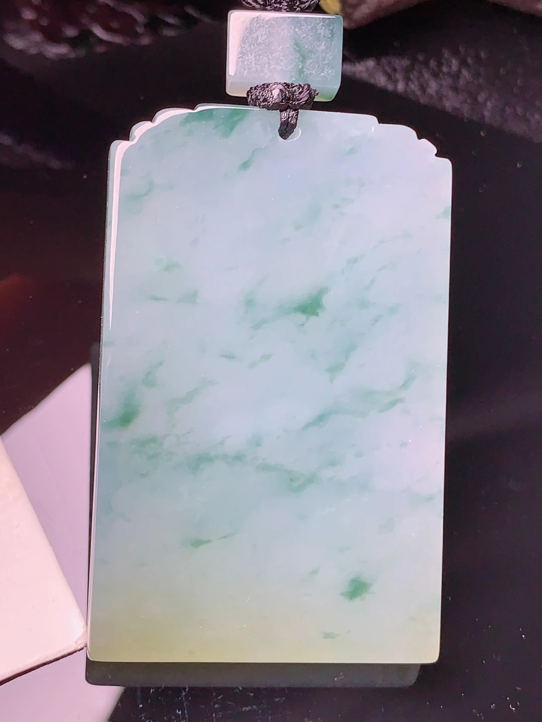 飘花无事牌吊坠 玉质细腻 色泽清新艳丽 整体尺寸52.7*33*5.5