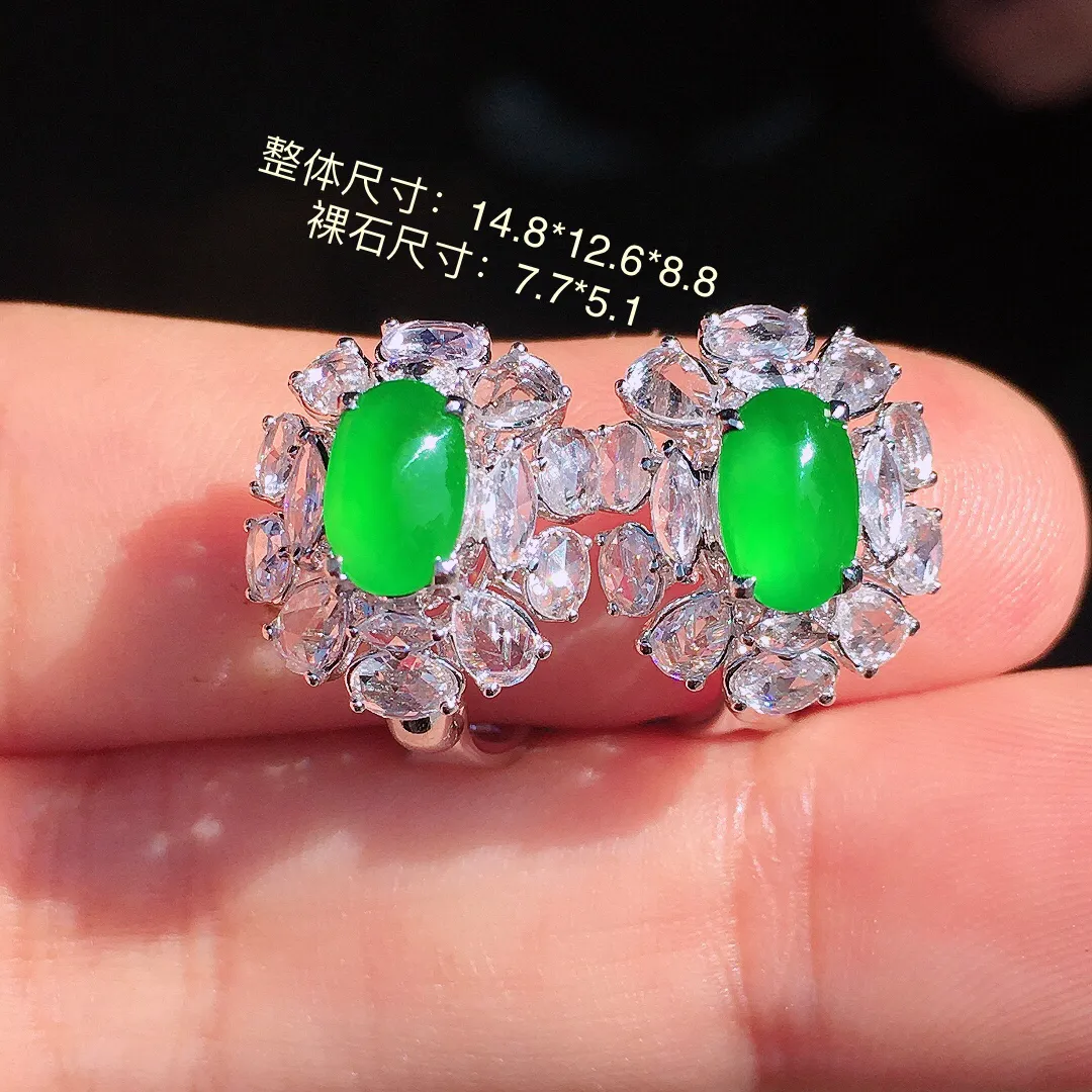 阳绿蛋面耳钉，色泽均匀艳丽，玉质细腻，荧光感超
强，饱满圆润，尽显优雅气质，18k
金豪华镶嵌