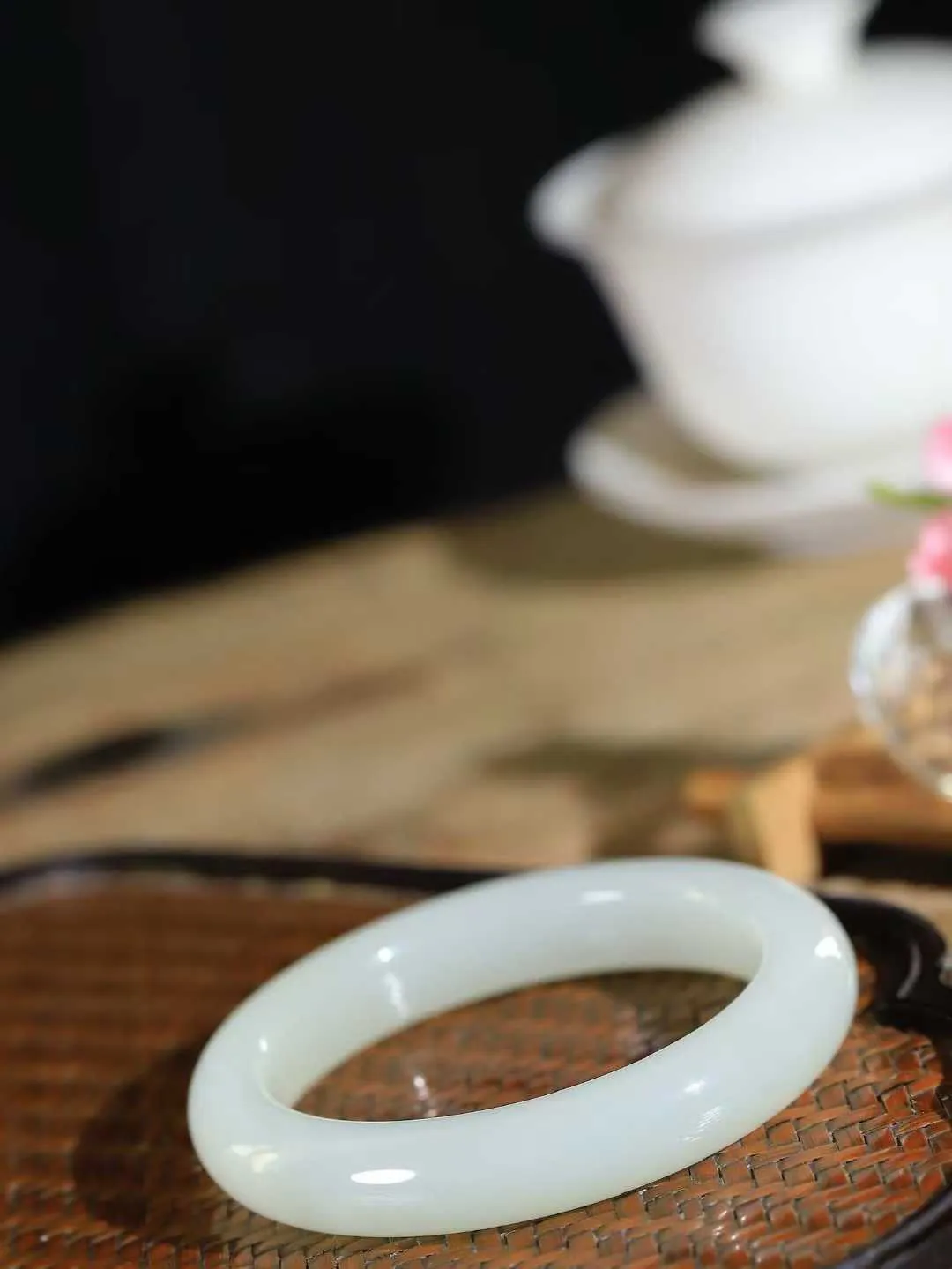 【岁月之韵.手镯】

精品和田玉晴水手镯，色泽淡雅如雨后初晴的天空，清新脱俗。手镯圆润饱满，寓意圆满