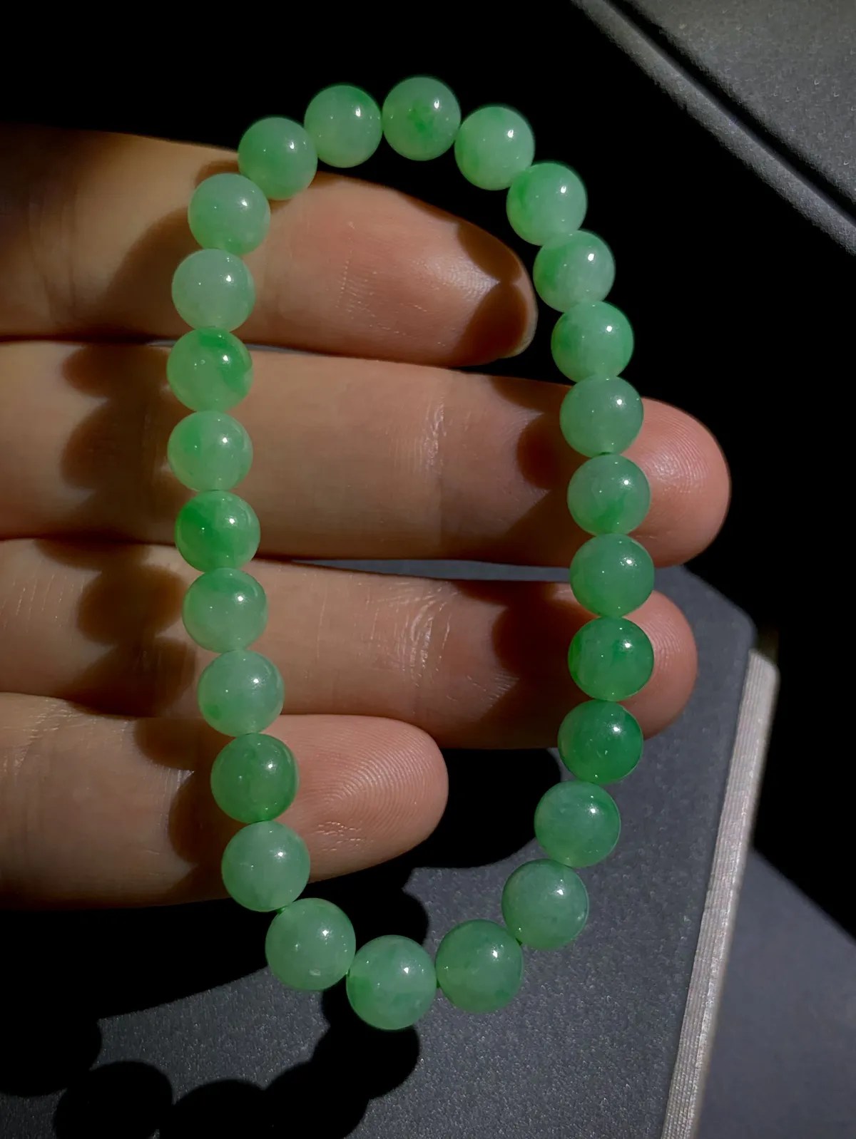 浅绿色手串，直径约6.8mm，26粒，