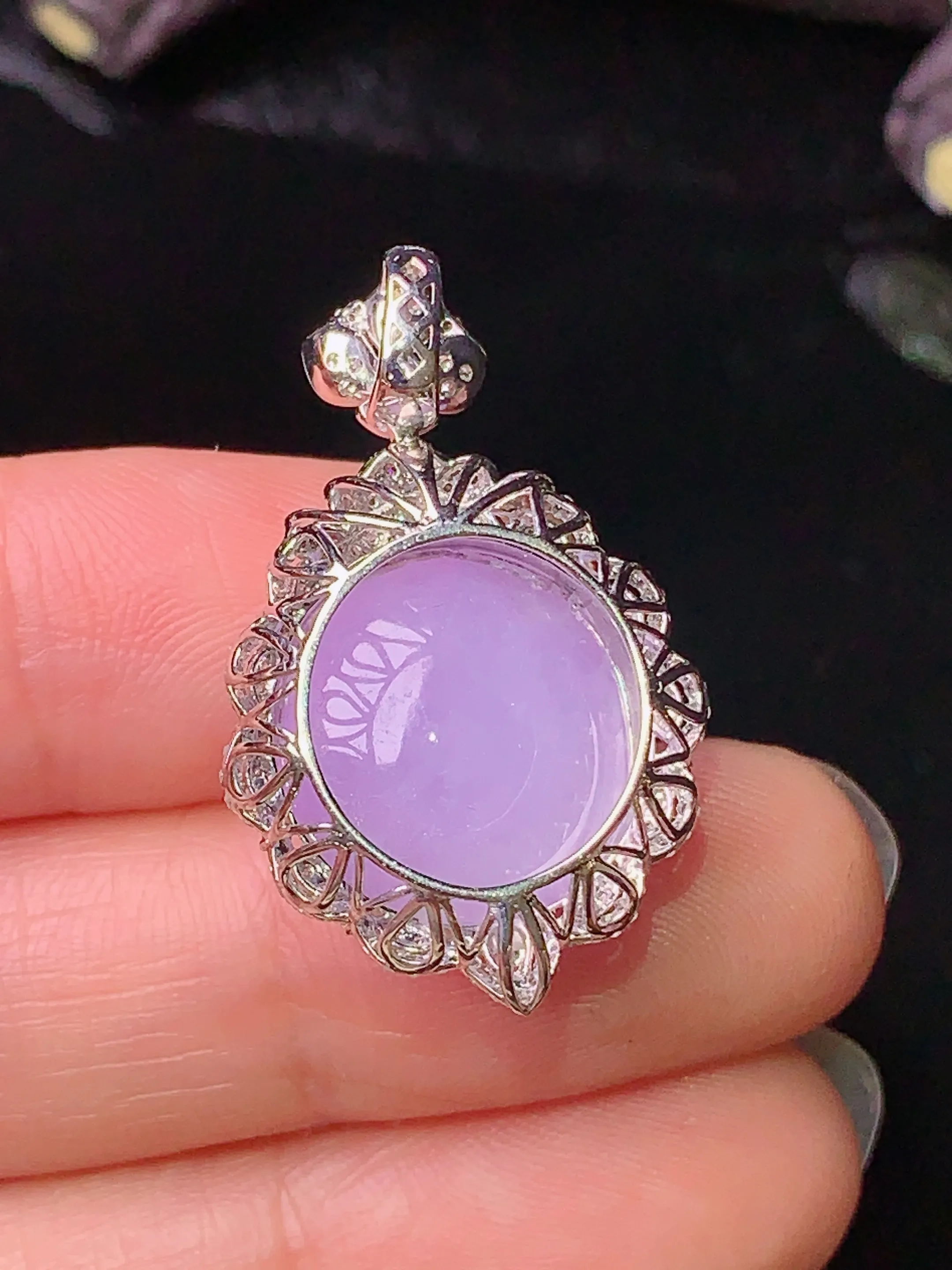 18k金钻镶嵌紫罗兰蛋面吊坠 玉质细腻 色泽艳丽 整体尺寸29.7*18.5*13