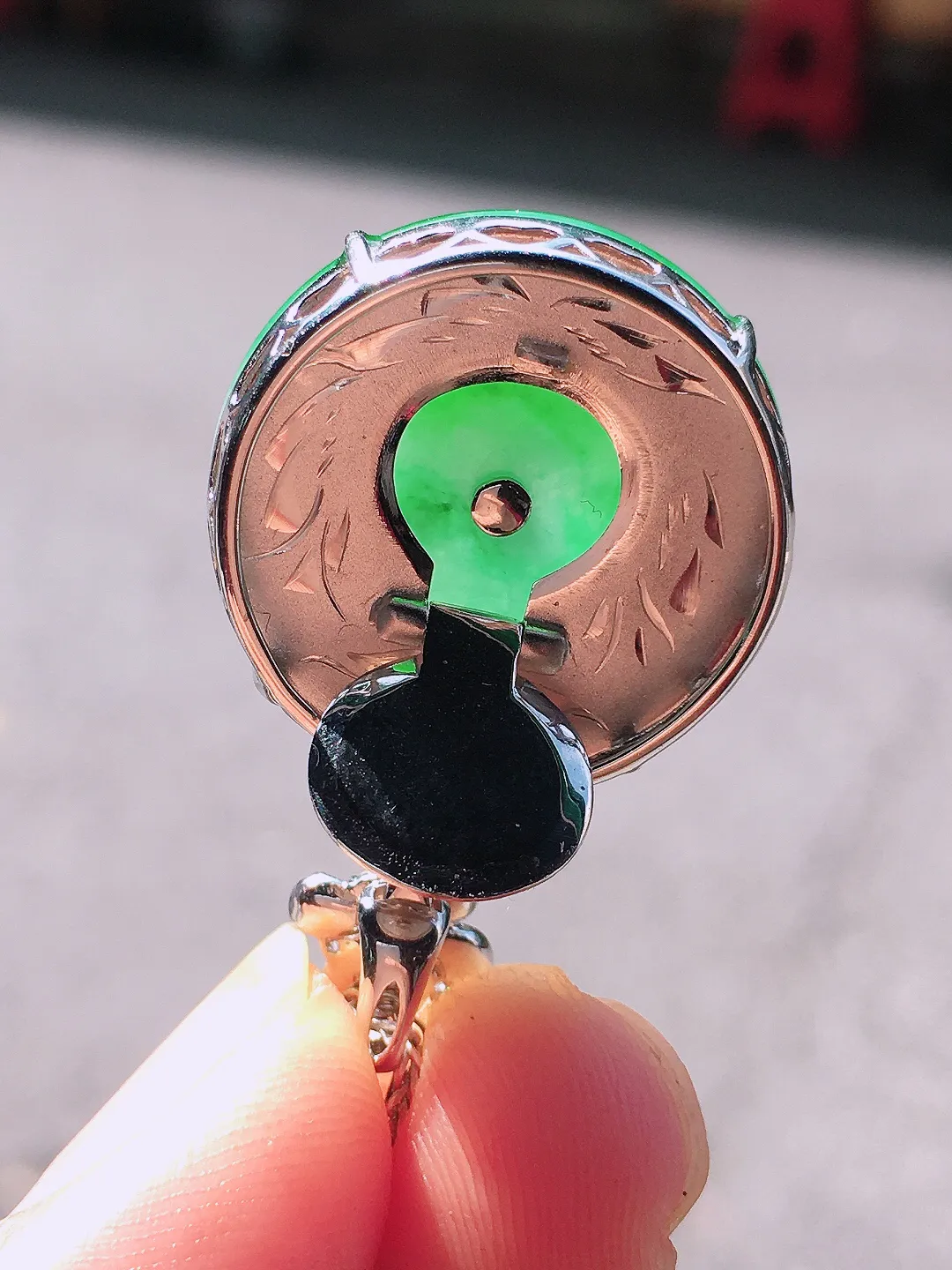 阳绿平安扣吊坠，色泽均匀艳丽，玉质细腻，荧光感超
强，饱满圆润，尽显优雅气质，18k
金豪华镶嵌