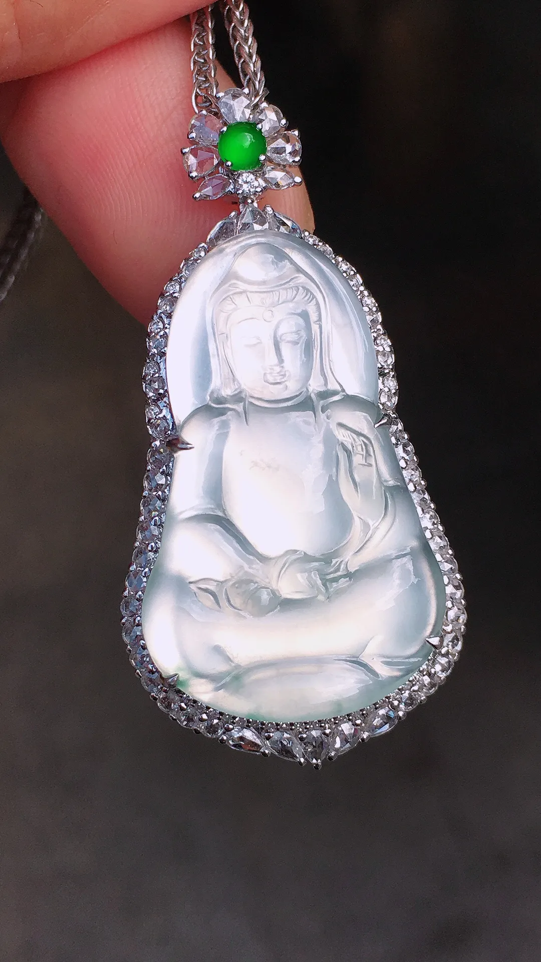 冰种观音吊坠，玉质细腻，荧光感超
强，饱满圆润，尽显优雅气质，18k
金豪华镶嵌