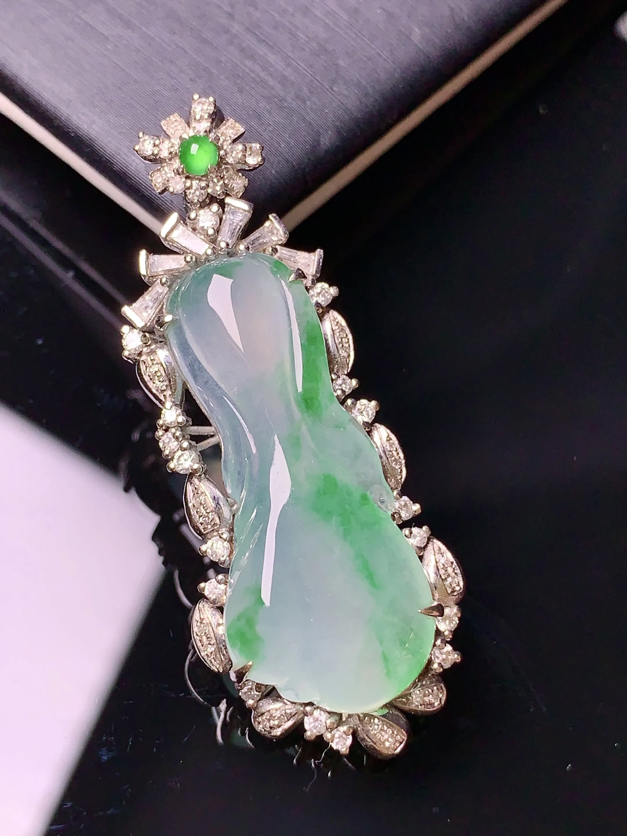 18k金钻镶嵌飘绿白菜吊坠 玉质细腻 色泽清新艳丽 整体尺寸42.5*16.7*8