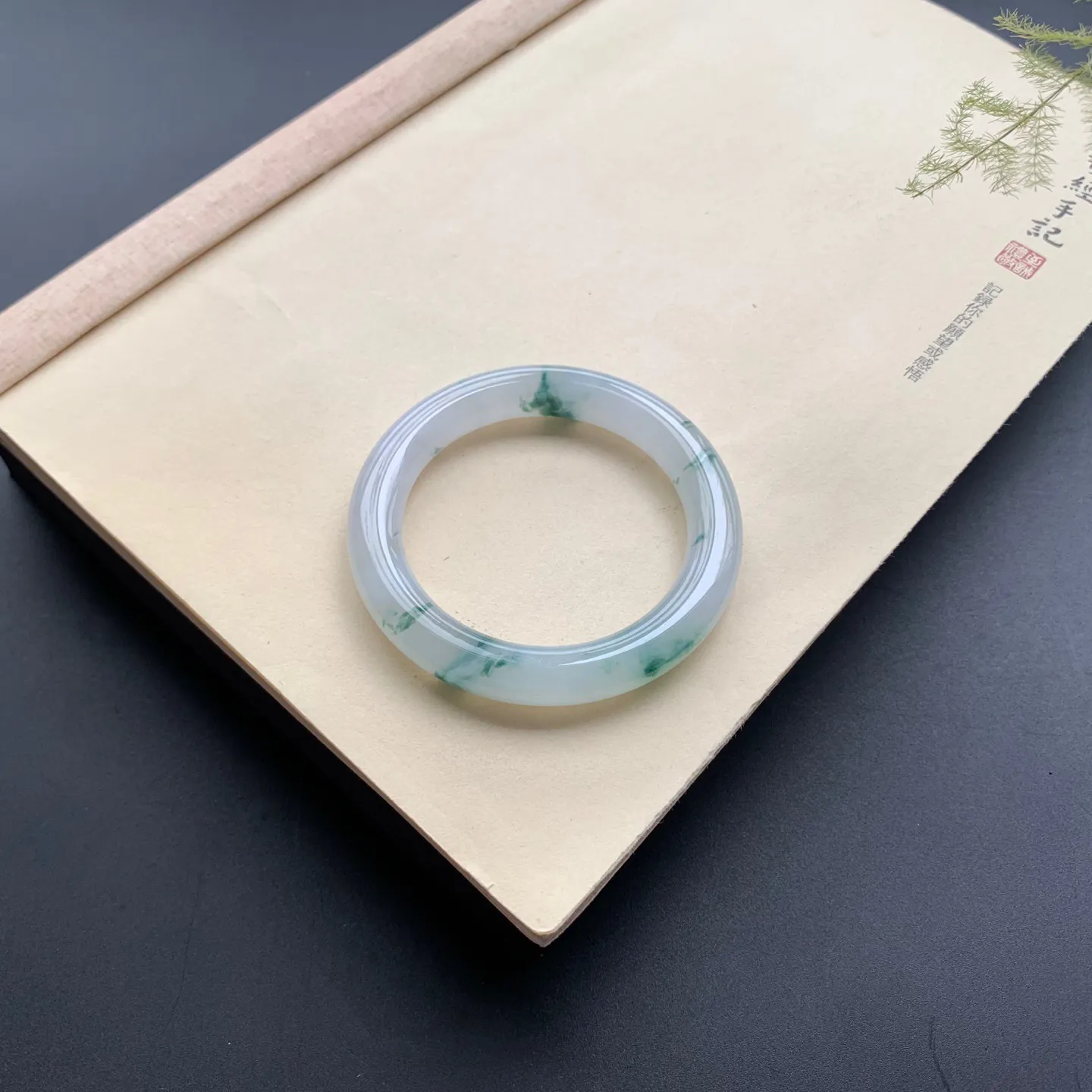 54.5圈口冰飘花圆条手镯 尺寸：54.5-10，水润起胶，花色灵动