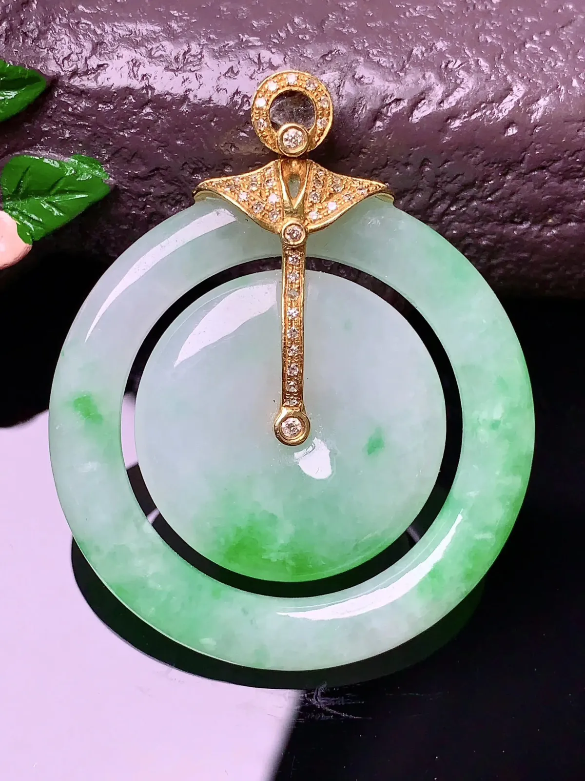 18k金钻镶嵌飘绿子母扣吊坠 玉质细腻 色泽艳丽 整体尺寸45*37*4.6