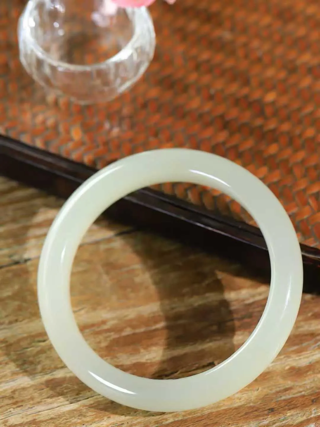 【婉约佳人.手镯】

精品和田玉冰底手镯 玉质温润细腻 油性十足 手感舒适，高华雅逸，线条流畅，简约大气，美自天成，素雅高贵。佩戴于腕间，婉约之美，举手投足间透出那份低调奢华。重50.6克 内径56.5mm  尺寸12-8.5mm   FDA-69110531