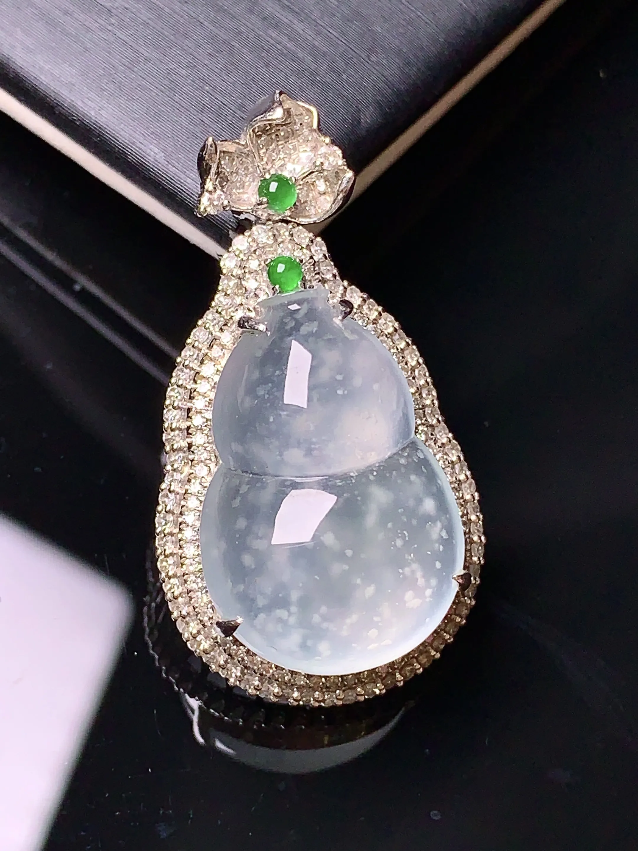 18k金钻镶嵌木那料雪花棉葫芦吊坠 玉质细腻 色泽清新艳丽 整体尺寸33.6*18*11.2