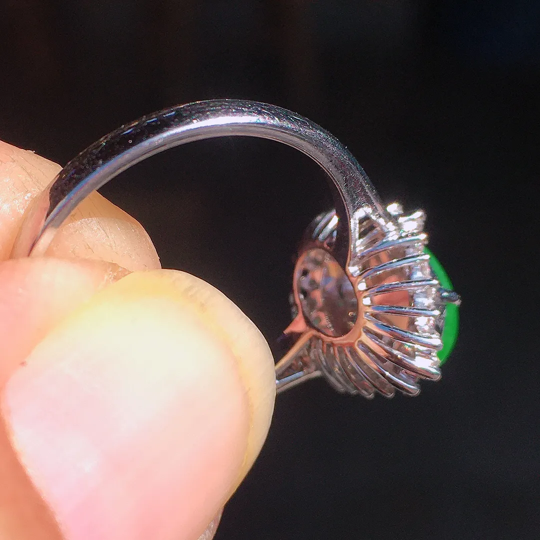 阳绿蛋面戒指，色泽均匀艳丽，玉质细腻，荧光感超
强，饱满圆润，尽显优雅气质，18k
金豪华镶嵌