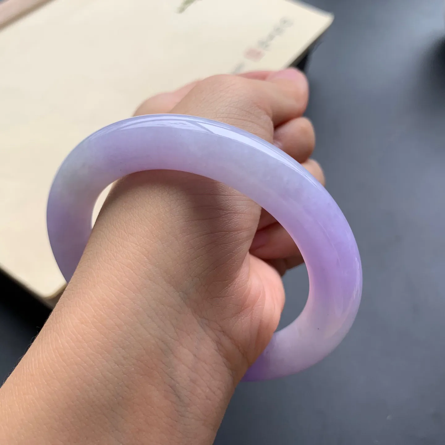 57圈口紫罗兰圆条手镯 尺寸：57-11，无纹裂，细腻光滑，色泽浓郁
