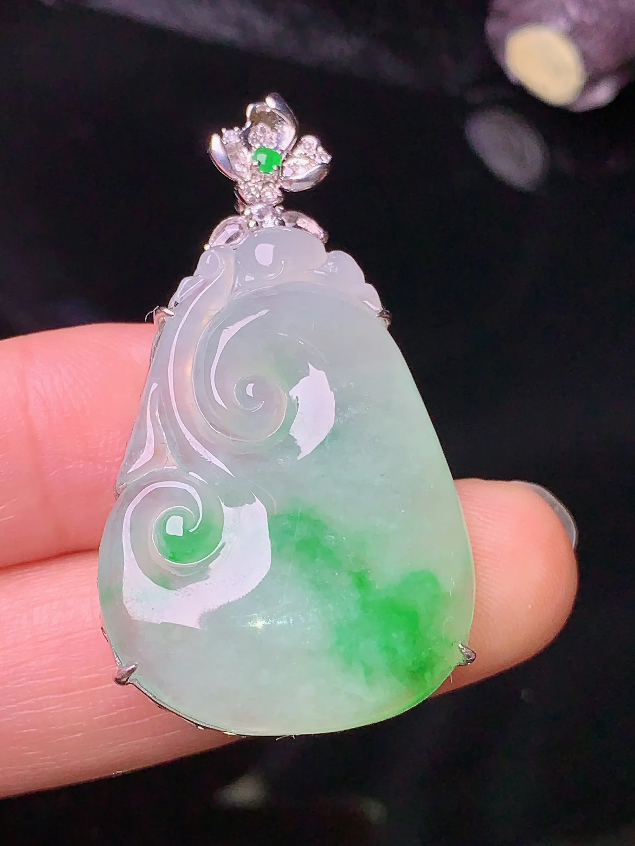 18k金钻镶嵌飘绿如意吊坠 玉质细腻 色泽艳丽 整体尺寸40.8*22.5*6.5