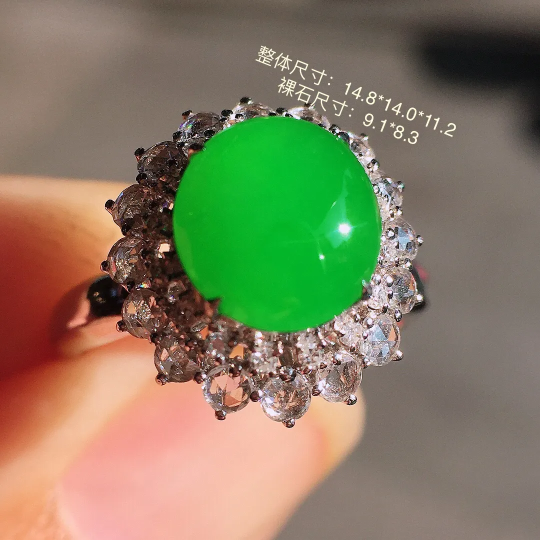 阳绿蛋面戒指，色泽均匀艳丽，玉质细腻，荧光感超
强，饱满圆润，尽显优雅气质，18k
金豪华镶嵌