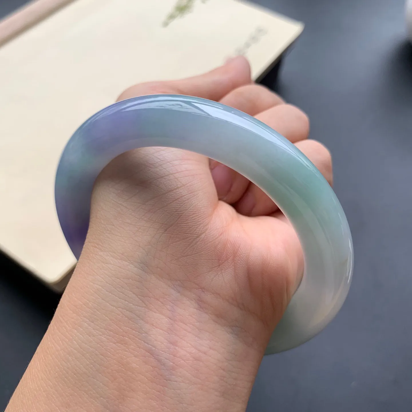 60圈口紫罗兰飘绿圆条手镯 尺寸：60-12.2-11，无纹裂，细腻光滑，色泽浓郁