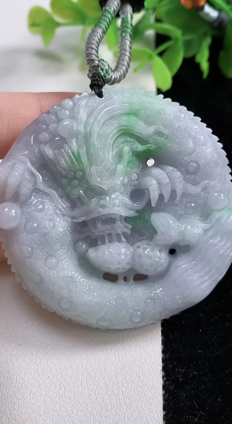 翡翠a货春带彩 飘绿龙牌吊坠，尺寸55.5-13，重:71.85g