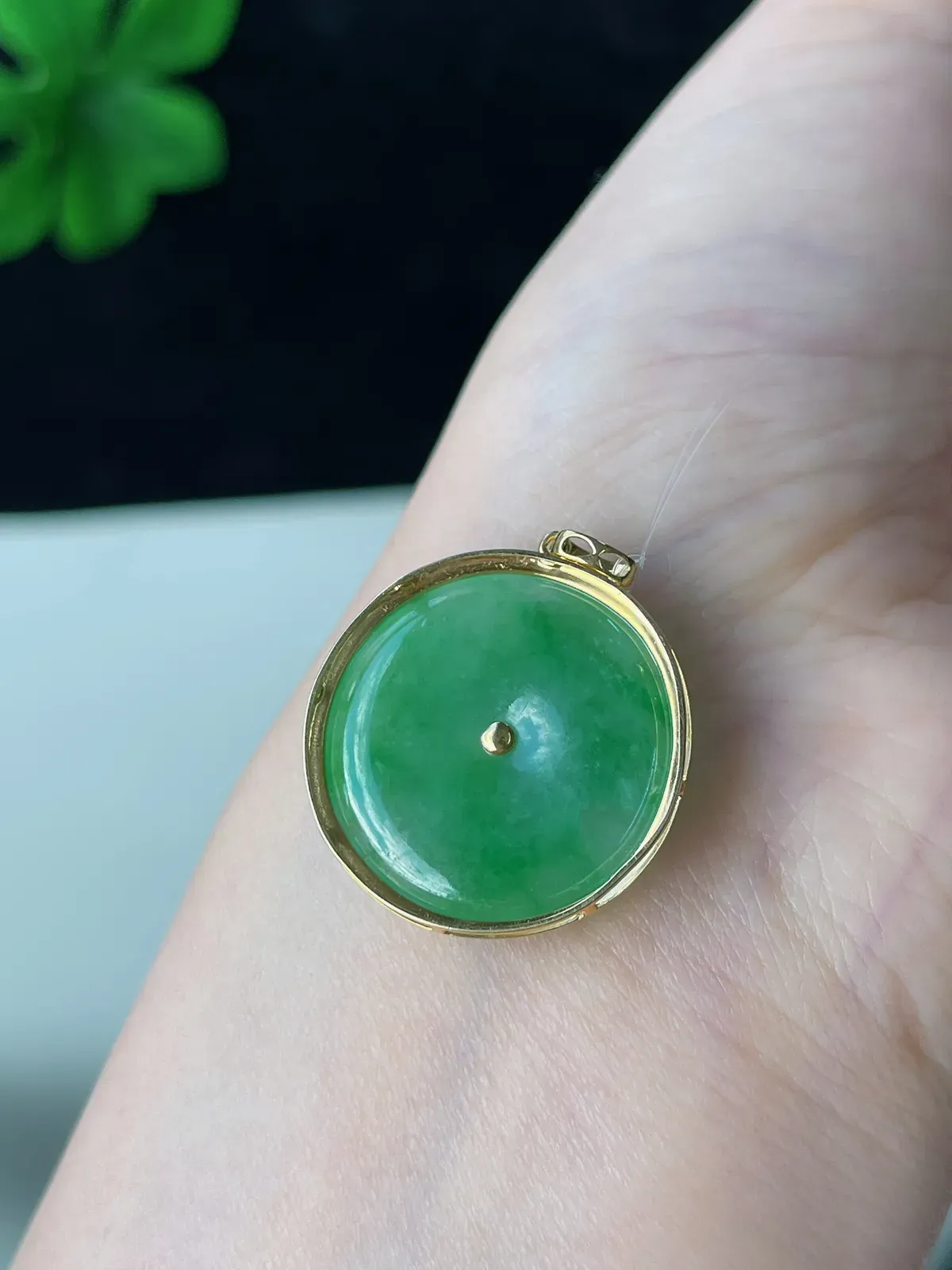 翡翠冰糯种浅绿色平安扣