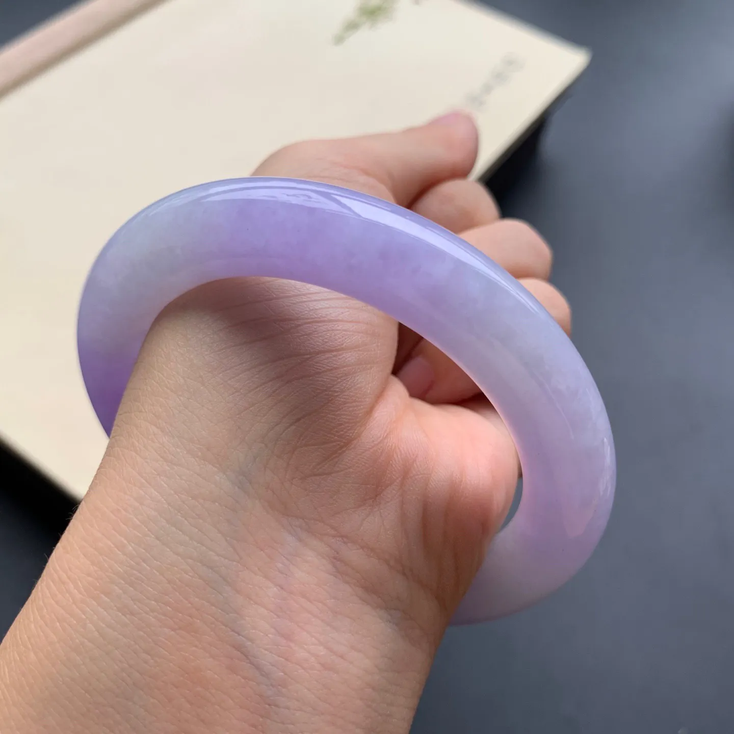 57圈口紫罗兰圆条手镯 尺寸：57-11，无纹裂，细腻光滑，色泽浓郁