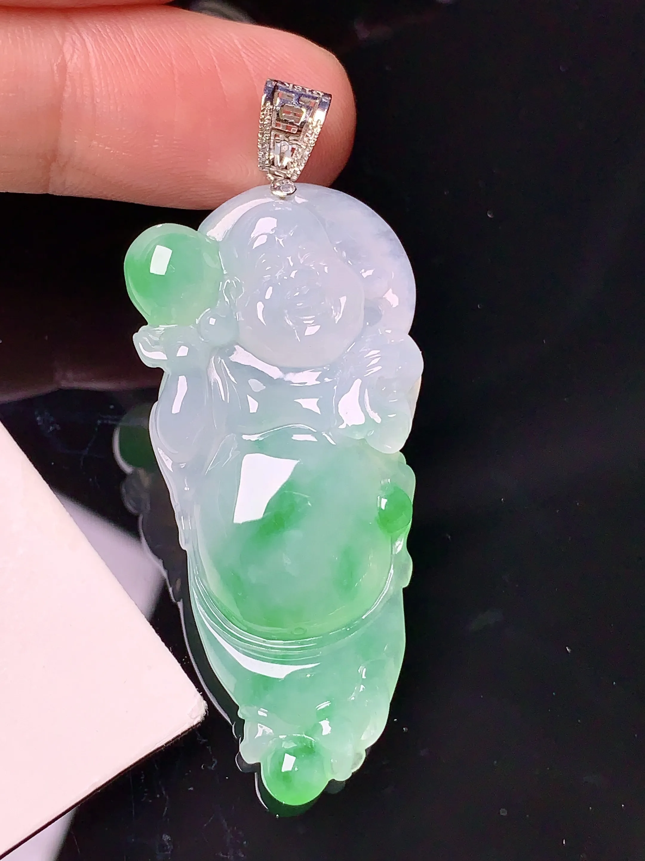 18k金镶嵌飘绿逍遥佛公吊坠 玉质细腻 色泽清新艳丽 整体尺寸44.6*21*6.2