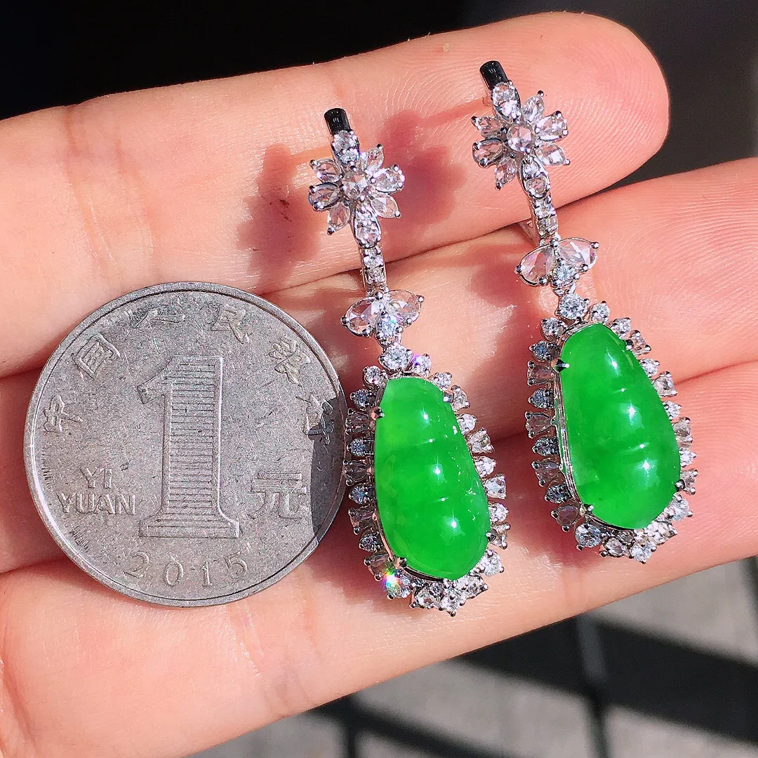 阳绿福豆耳坠，色泽均匀艳丽，玉质细腻，荧光感超
强，饱满圆润，尽显优雅气质，18k
金豪华镶嵌