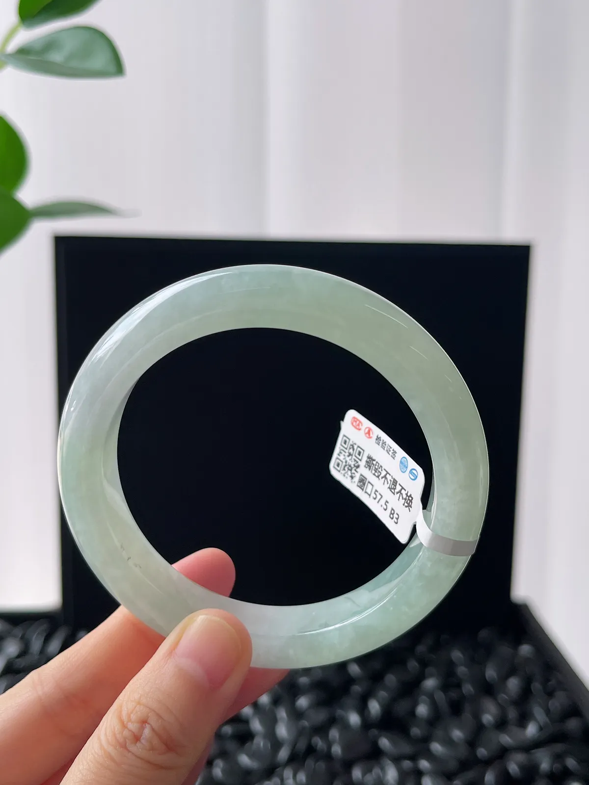 正圈57.5圈口，翡翠冰糯种淡绿色手镯