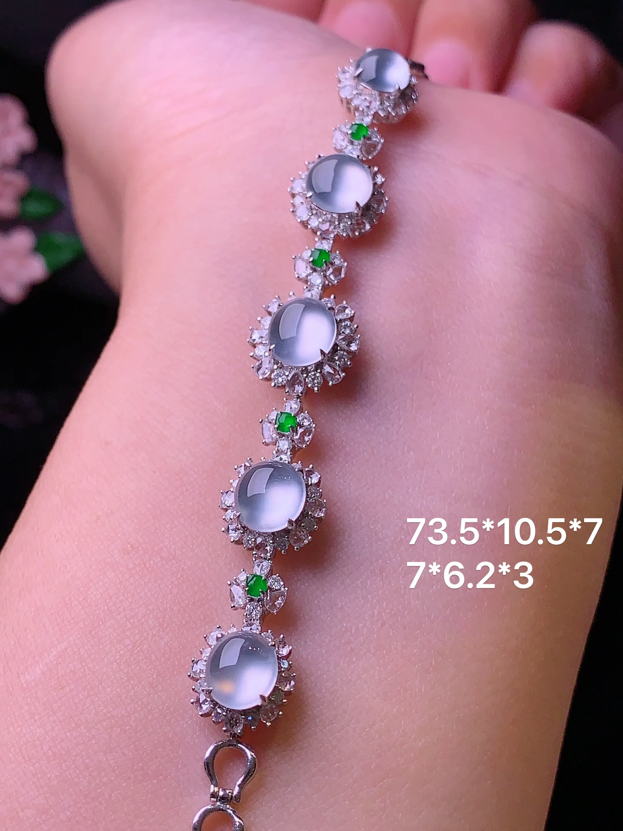 18k金钻镶嵌玻璃种蛋面手链 玉质细腻 色泽清新艳丽 整体尺寸73.5*10.5*7