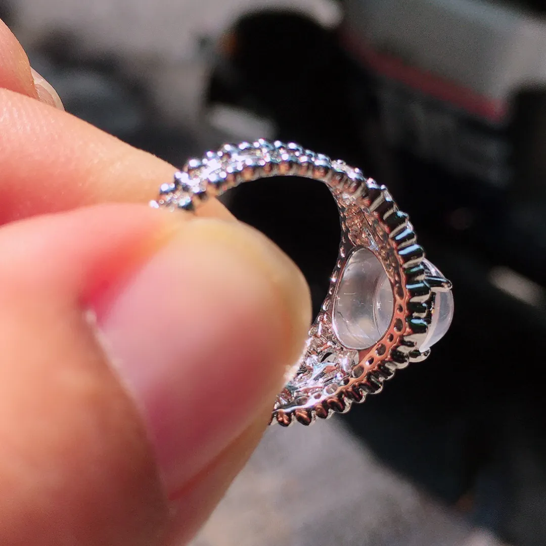 玻璃种蛋面戒指，玉质细腻，荧光感超
强，饱满圆润，尽显优雅气质，18k
金豪华镶嵌