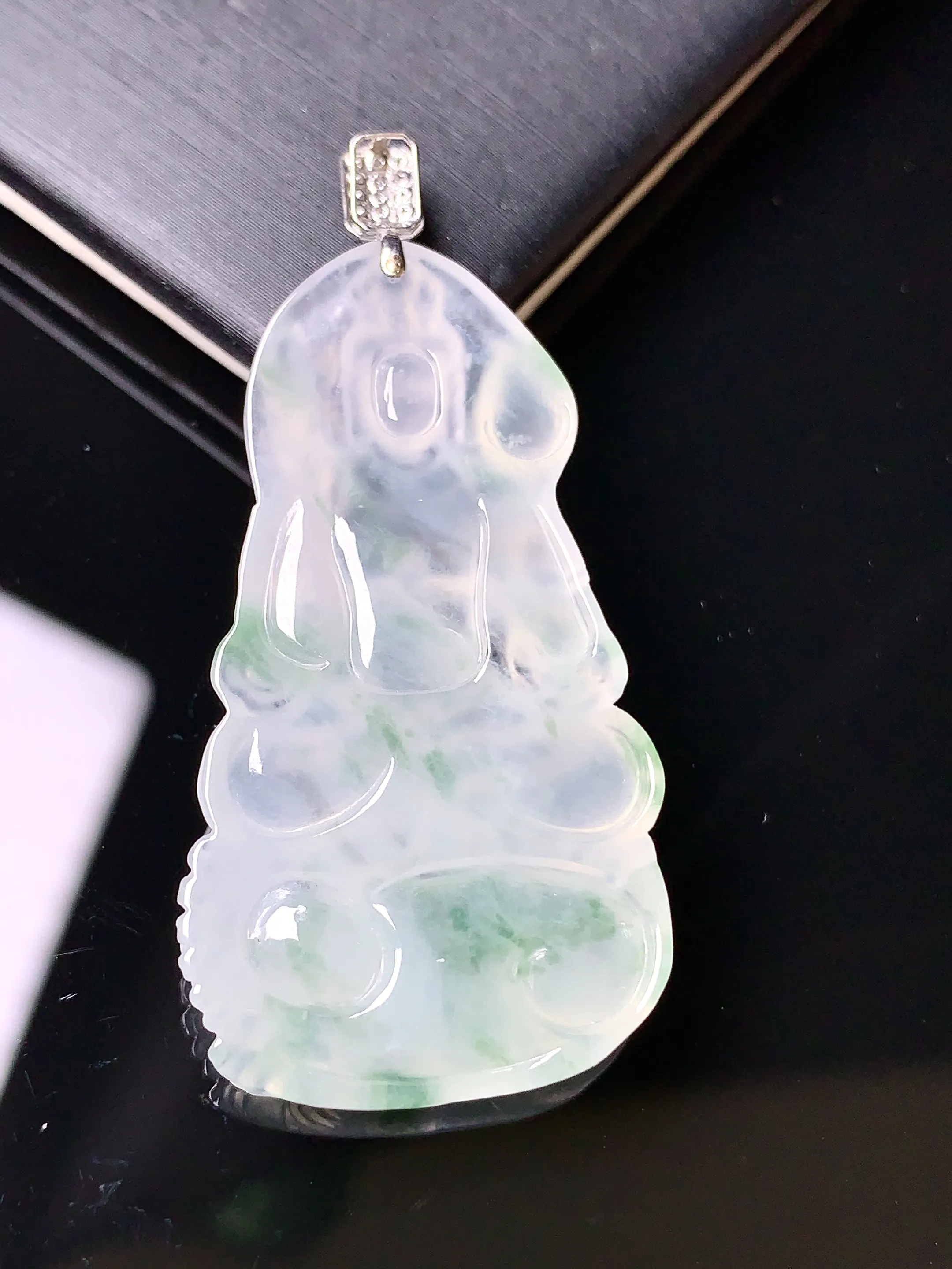 18k金钻镶嵌飘绿观音吊坠 玉质细腻 色泽艳丽 整体尺寸47.2*22.2*4.5