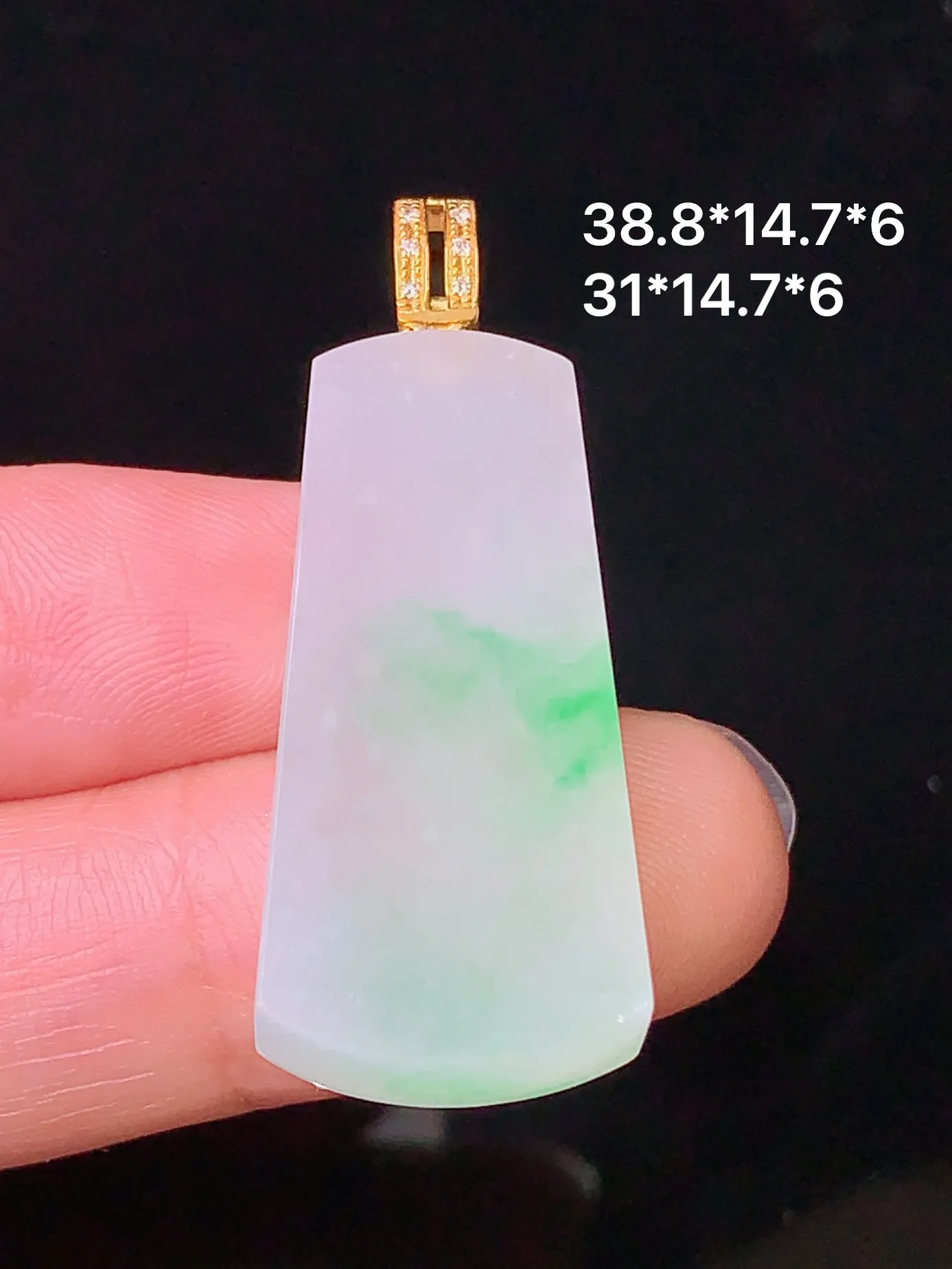 18k金钻镶嵌飘绿无事牌吊坠 玉质细腻 色泽艳丽 整体尺寸38.8*14.7*6