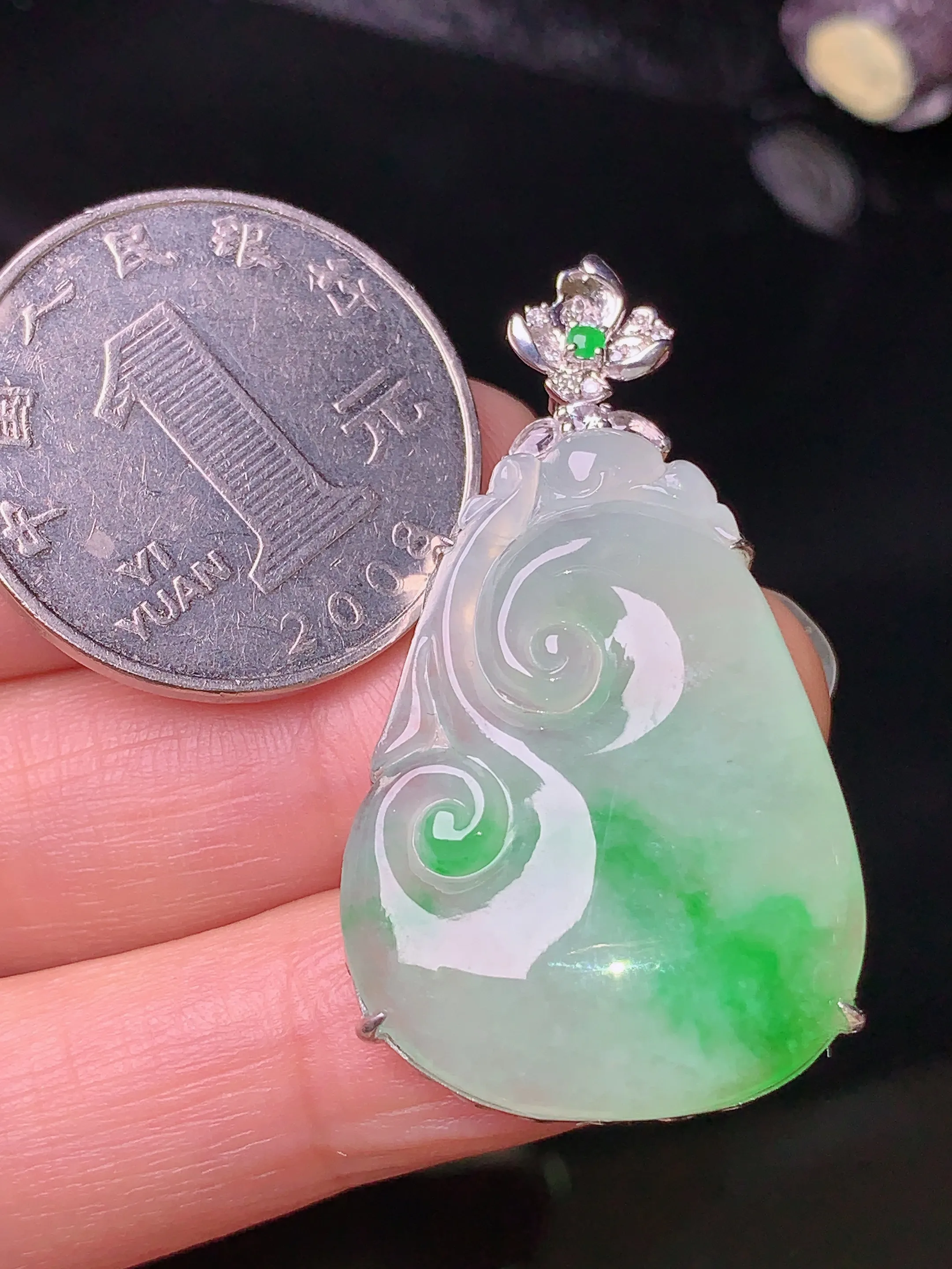 18k金钻镶嵌飘绿如意吊坠 玉质细腻 色泽艳丽 整体尺寸40.8*22.5*6.5