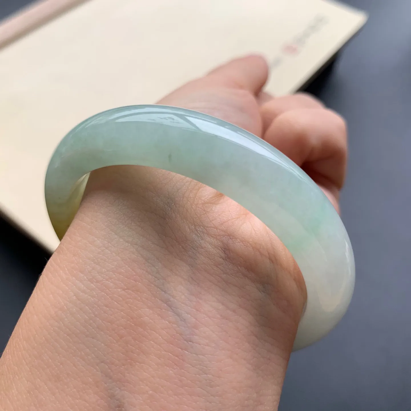 53圈口飘黄翡正圈手镯 尺寸：53-12-7.8，无纹裂，细腻光滑，色泽亮丽