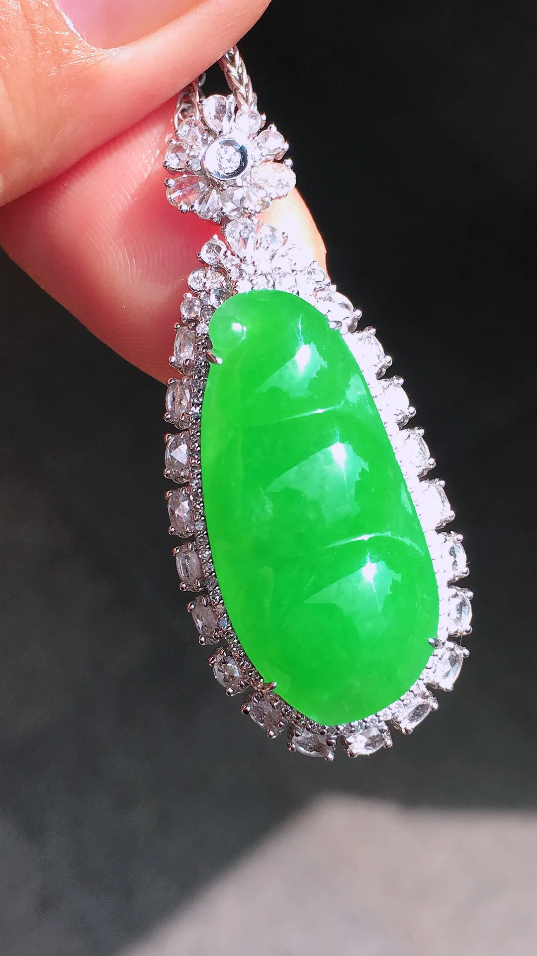 阳绿福豆吊坠，色泽均匀艳丽，玉质细腻，荧光感超
强，饱满圆润，尽显优雅气质，18k
金豪华镶嵌