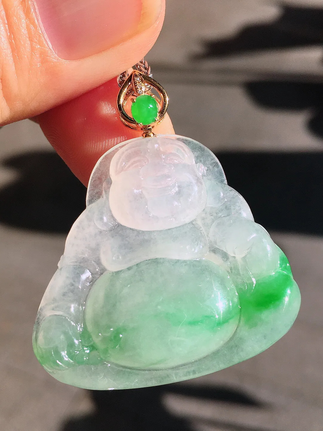 飘绿钱袋佛吊坠，色泽艳丽，玉质细腻，荧光感超
强，饱满圆润，尽显优雅气质，18k
金豪华镶嵌