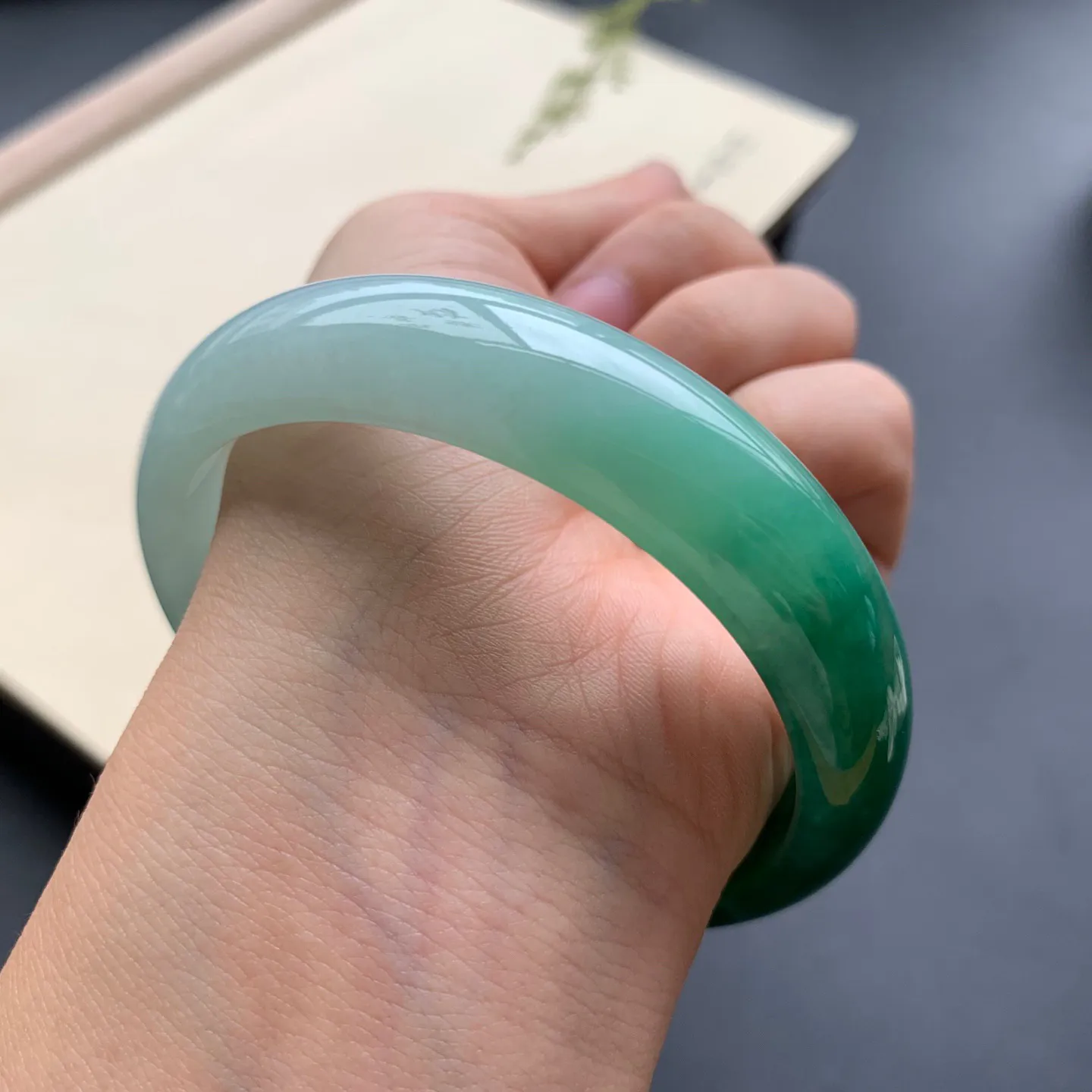 59.5圈口辣绿正圈手镯 尺寸：59.5-14.8-7.5，无纹裂，细腻光滑，色泽浓郁