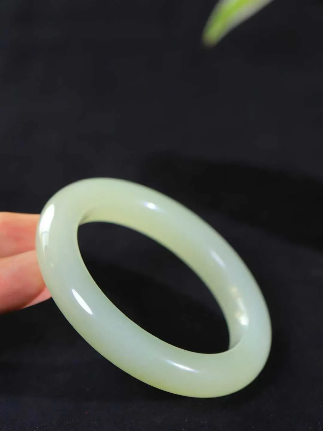 【温润于心.手镯】

精品️和田玉晴水手镯，如晴水般清澈，似晴空般纯净。每一缕纹理都诉说着大自然的馈赠，温润细腻，触手生温。佩戴它，仿佛将一片宁静的晴水湖戴在腕间，优雅从容，气质非凡。重67.5克  尺寸56.5-12.2-10.4mm  55110533A