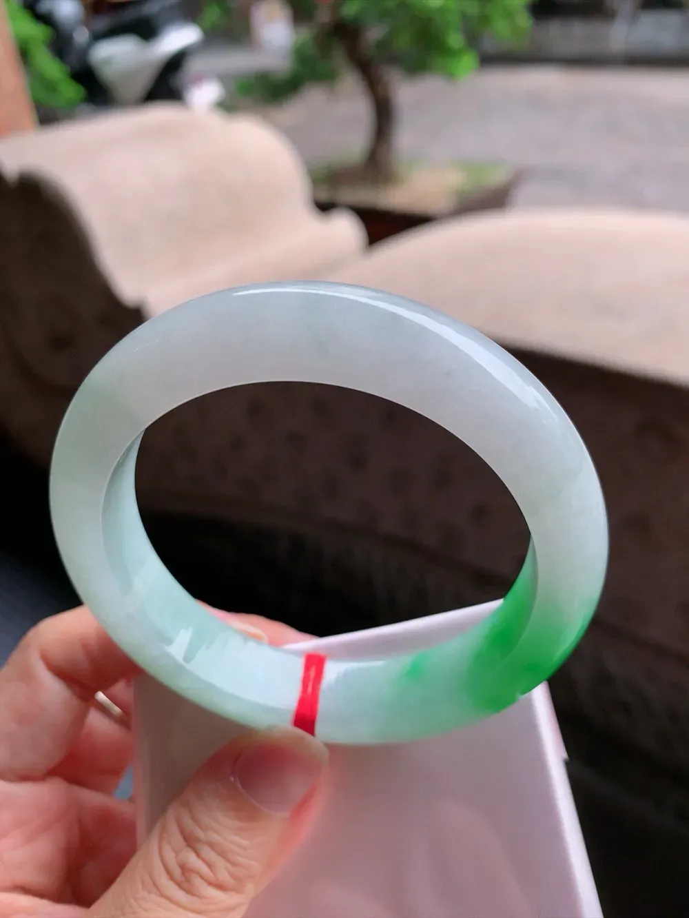 正圈一大节阳绿 无瑕 尺寸:59.5/13.8/9.3 色阳 大圈口