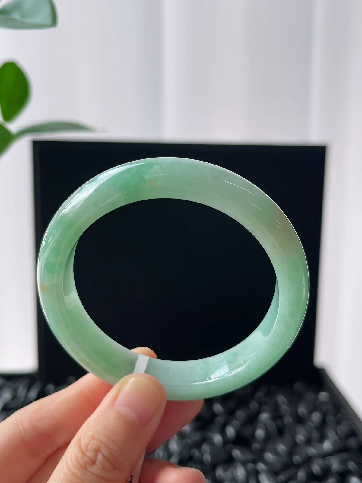 正圈54.5圈口，翡翠糯化种飘绿手镯